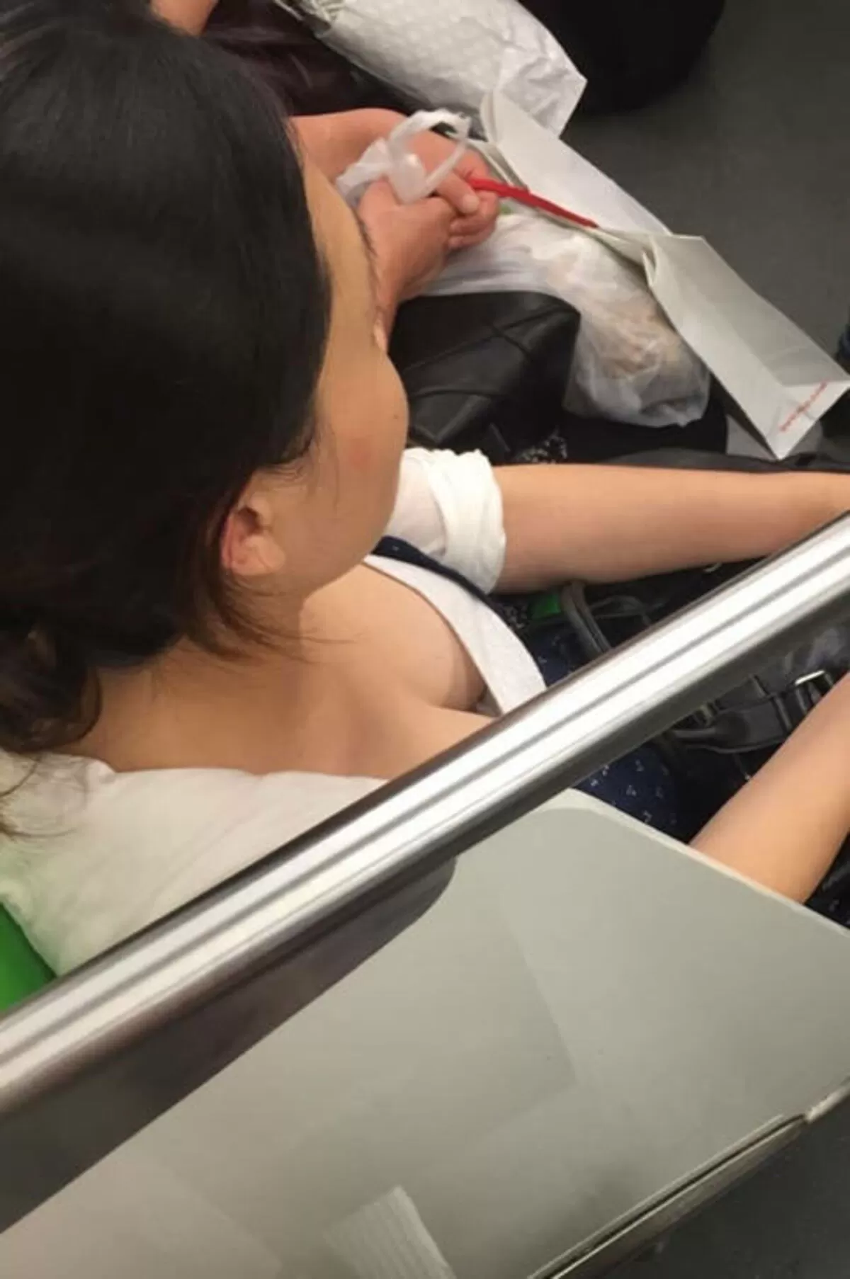 電車の谷間エロ画像085
