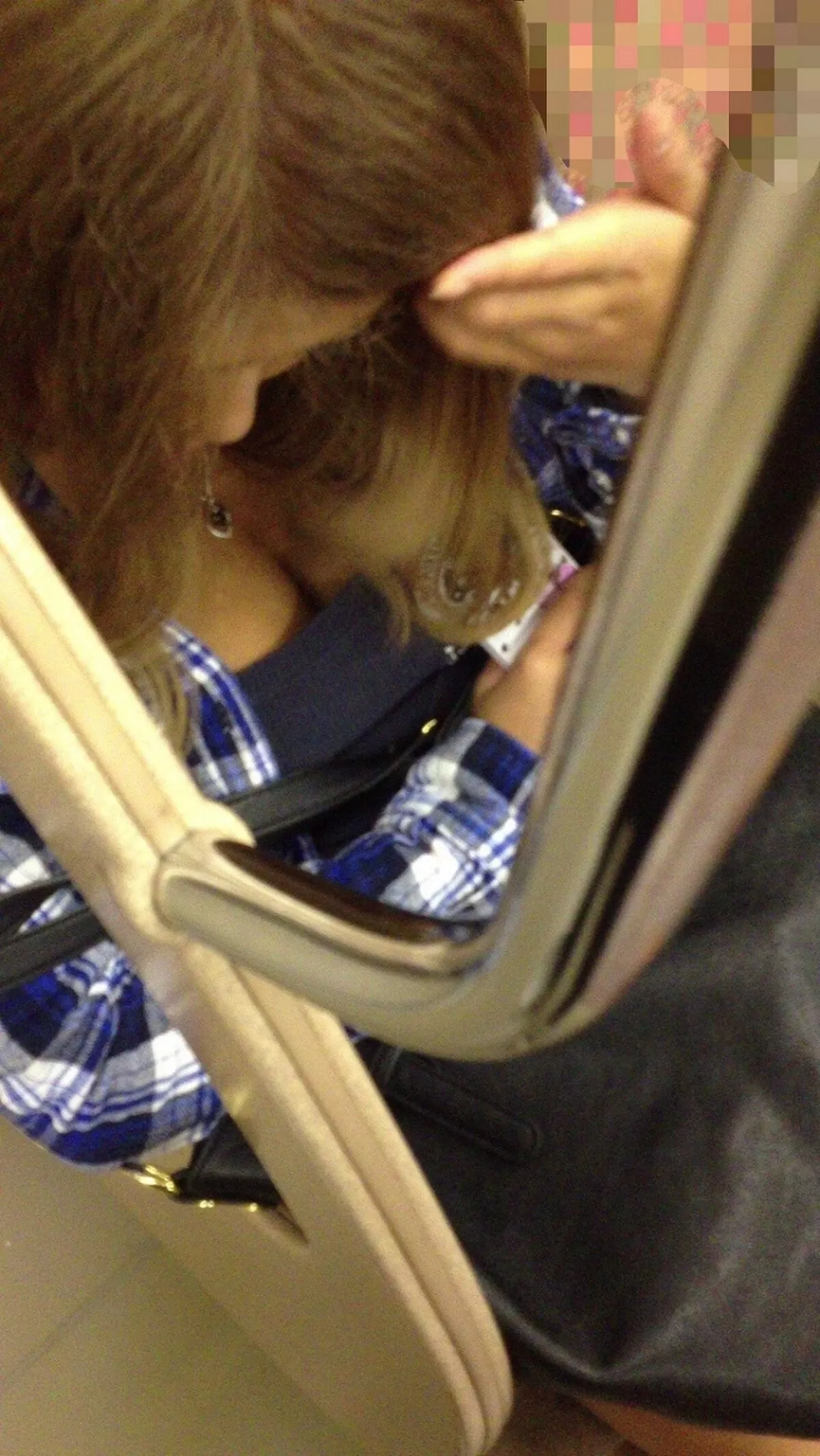 電車の谷間エロ画像087