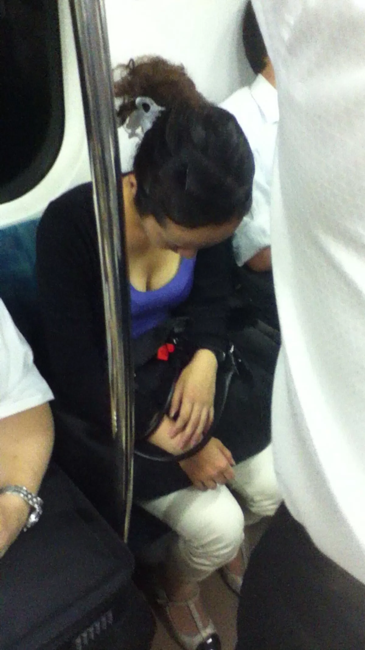 電車の谷間エロ画像092