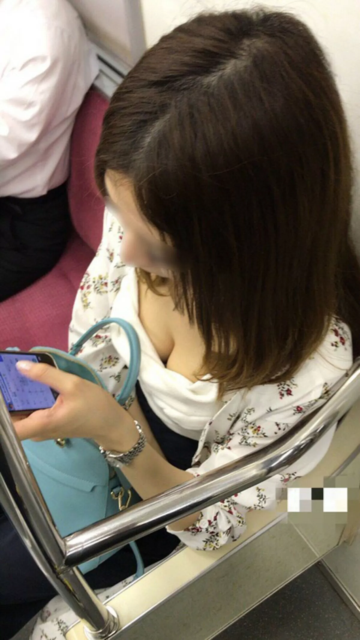 電車の谷間エロ画像097
