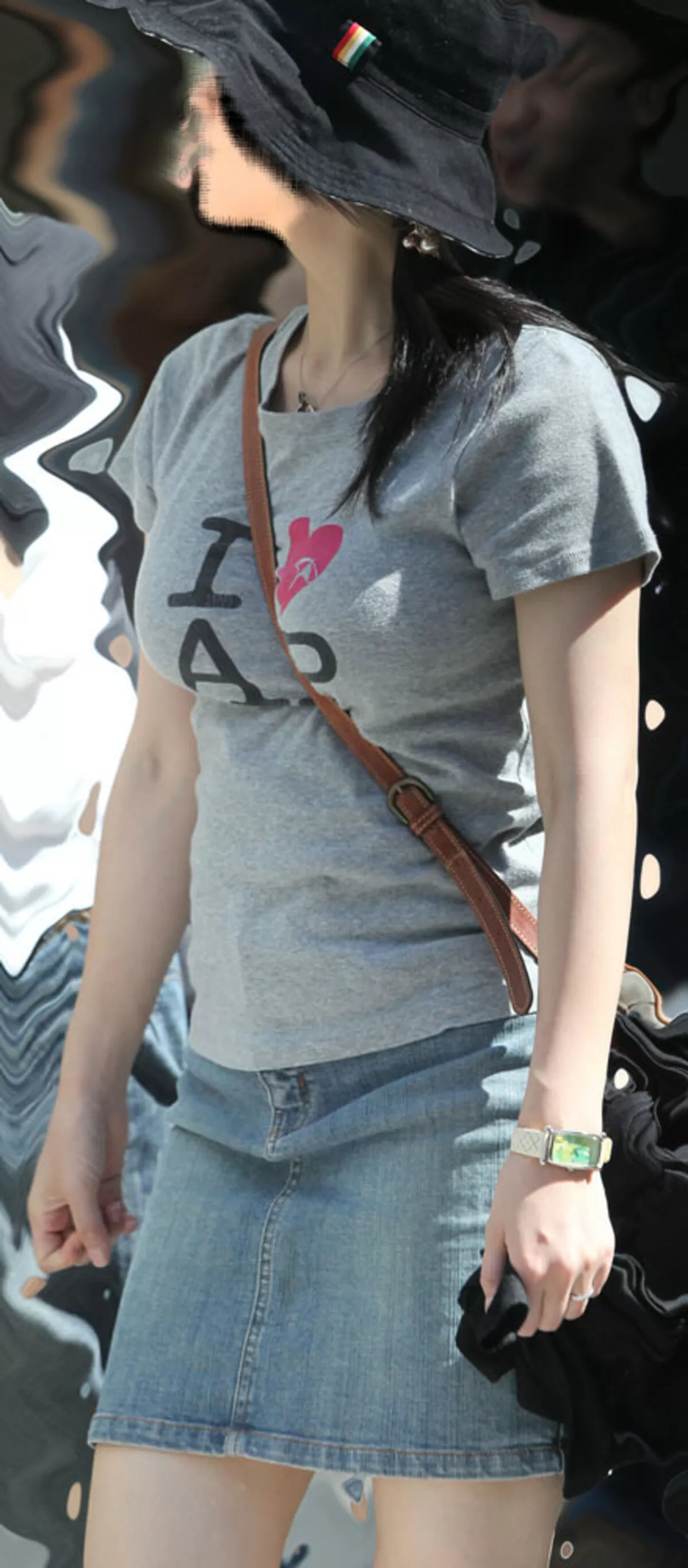 巨乳な素人の盗撮エロ画像022