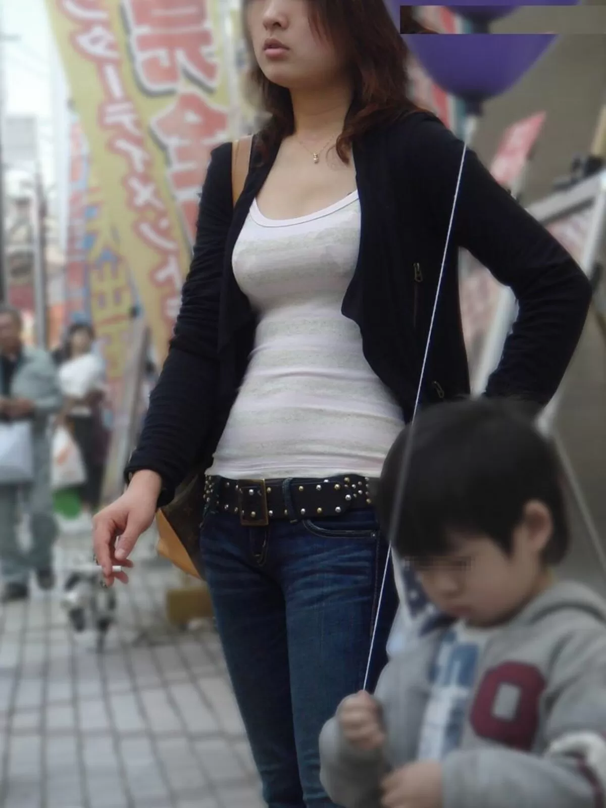 巨乳な素人の盗撮エロ画像032