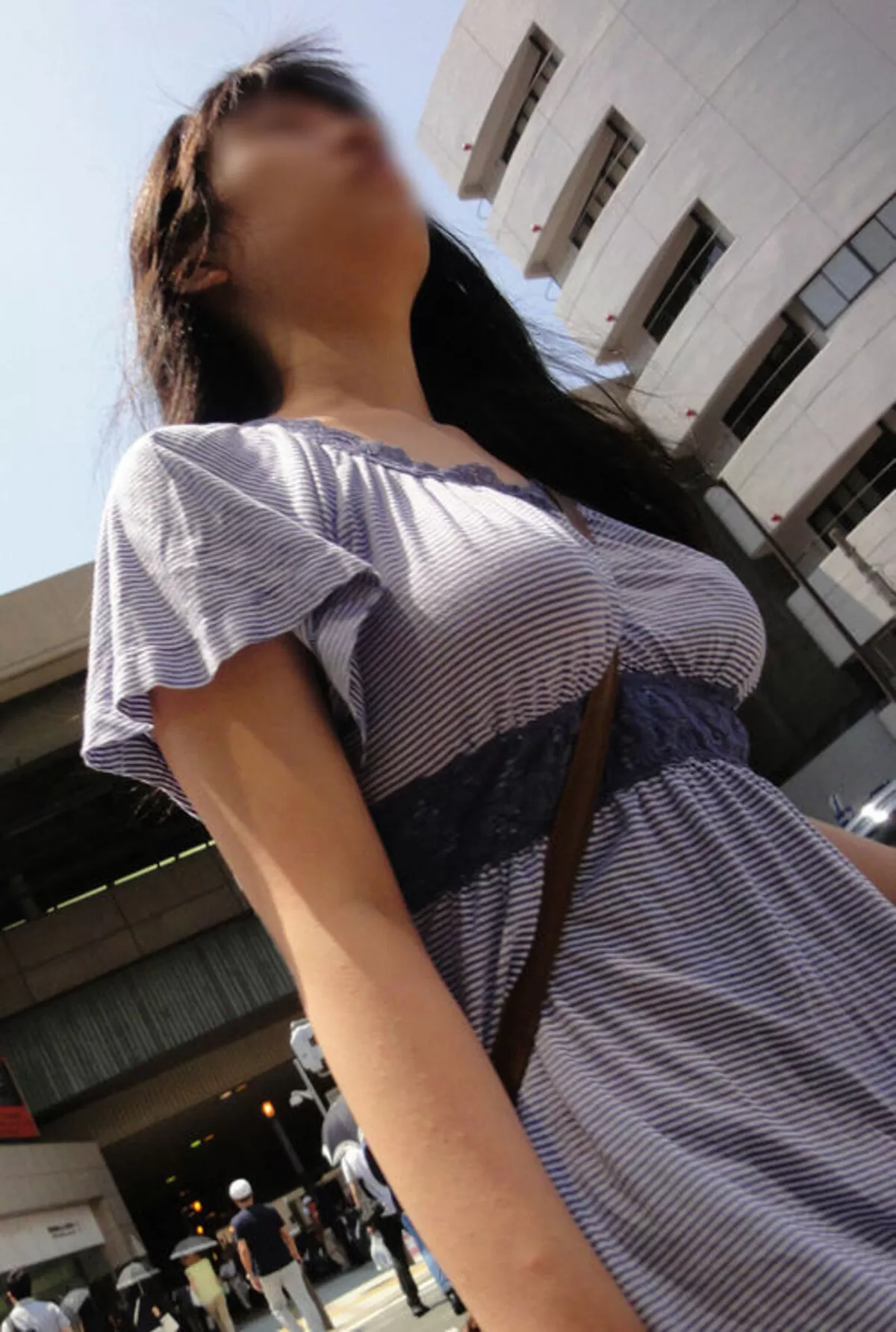 巨乳な素人の盗撮エロ画像071