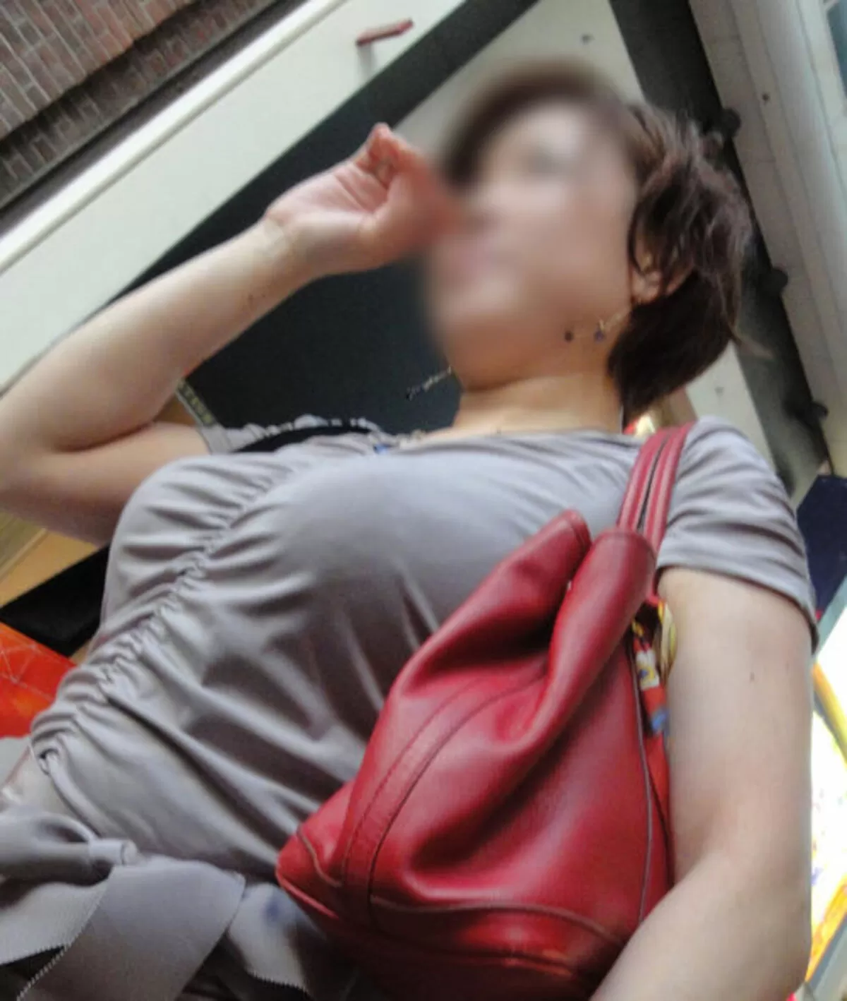 巨乳な素人の盗撮エロ画像079
