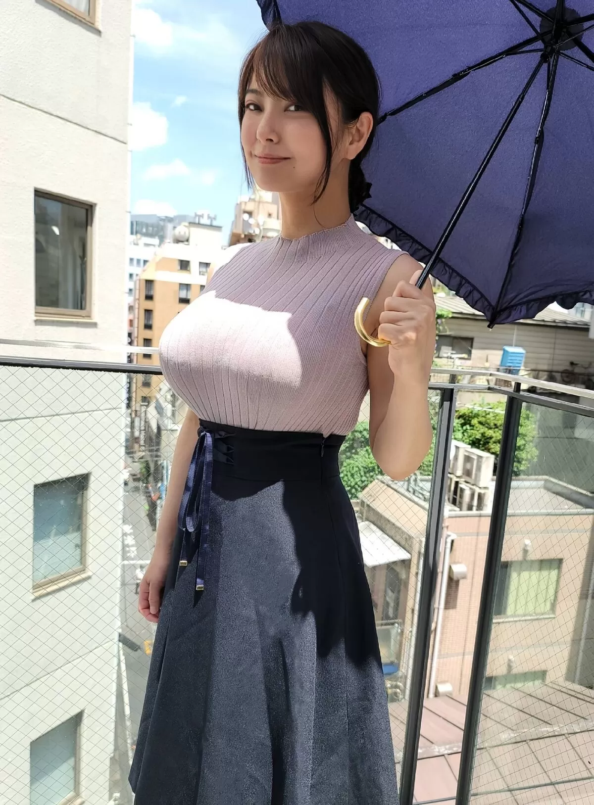 ノースリーブを着た巨乳さんエロ画像002