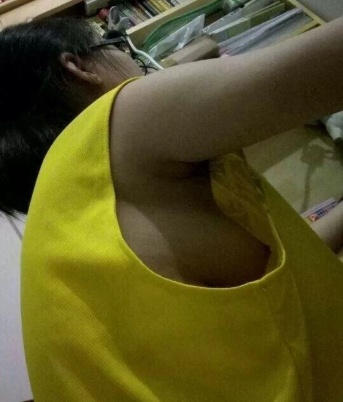 ノースリーブを着た巨乳さんエロ画像003