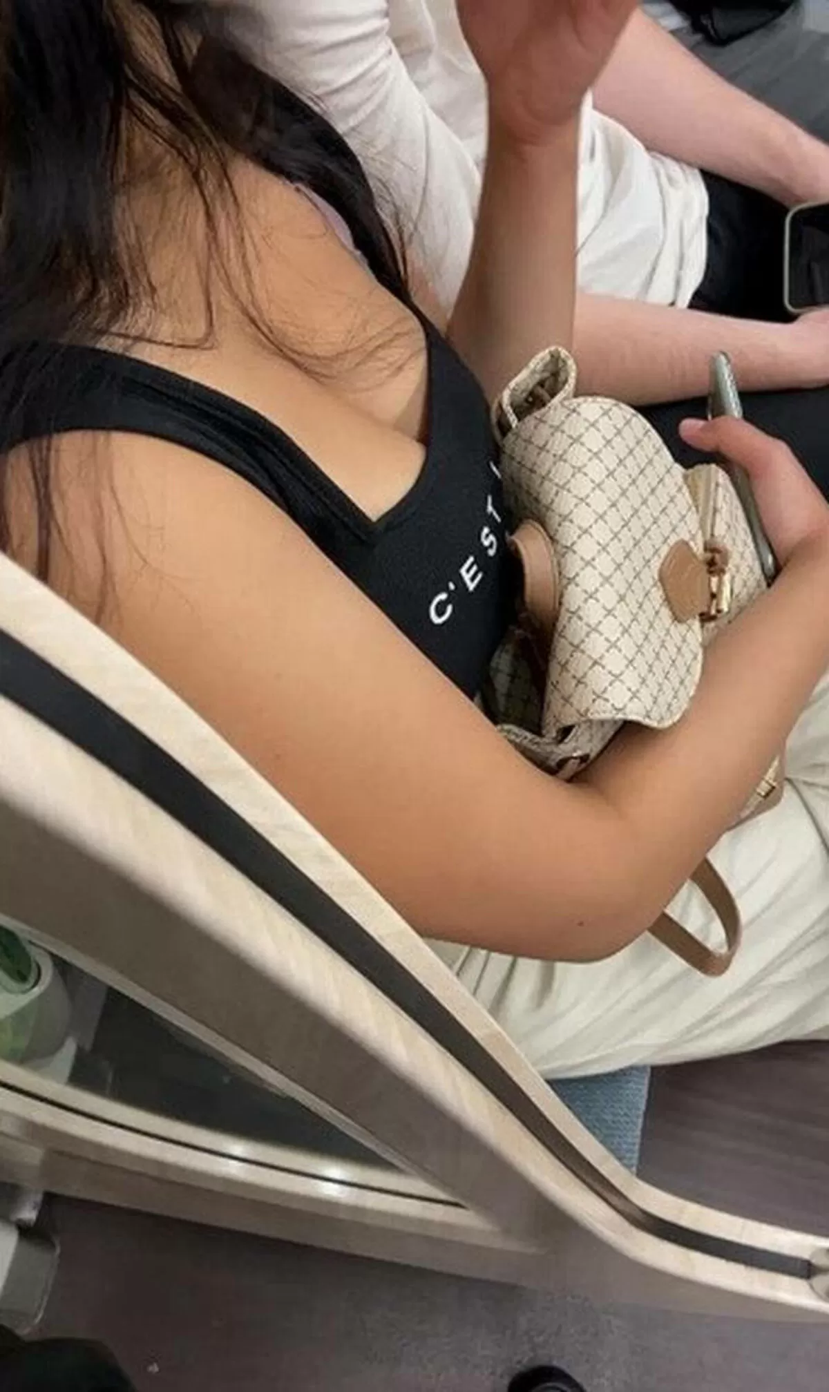ノースリーブを着た巨乳さんエロ画像007