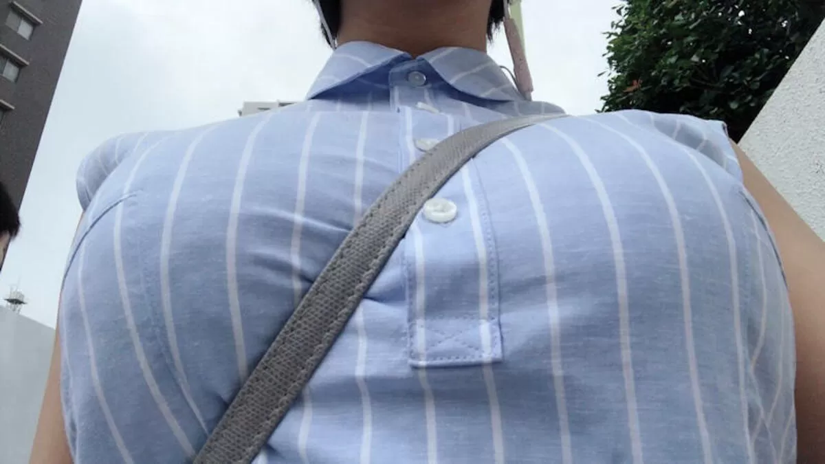 ノースリーブを着た巨乳さんエロ画像013