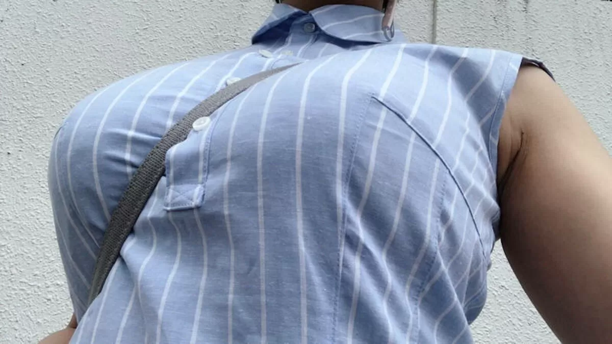 ノースリーブを着た巨乳さんエロ画像014