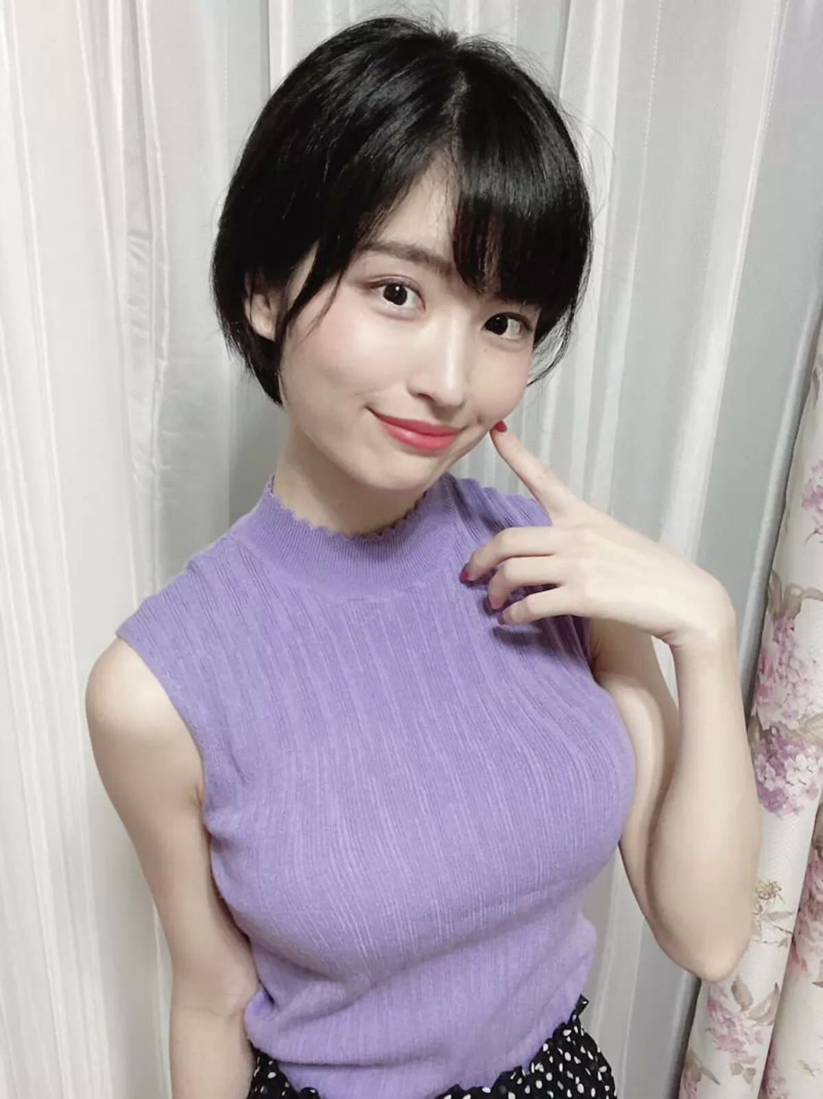 ノースリーブを着た巨乳さんエロ画像016