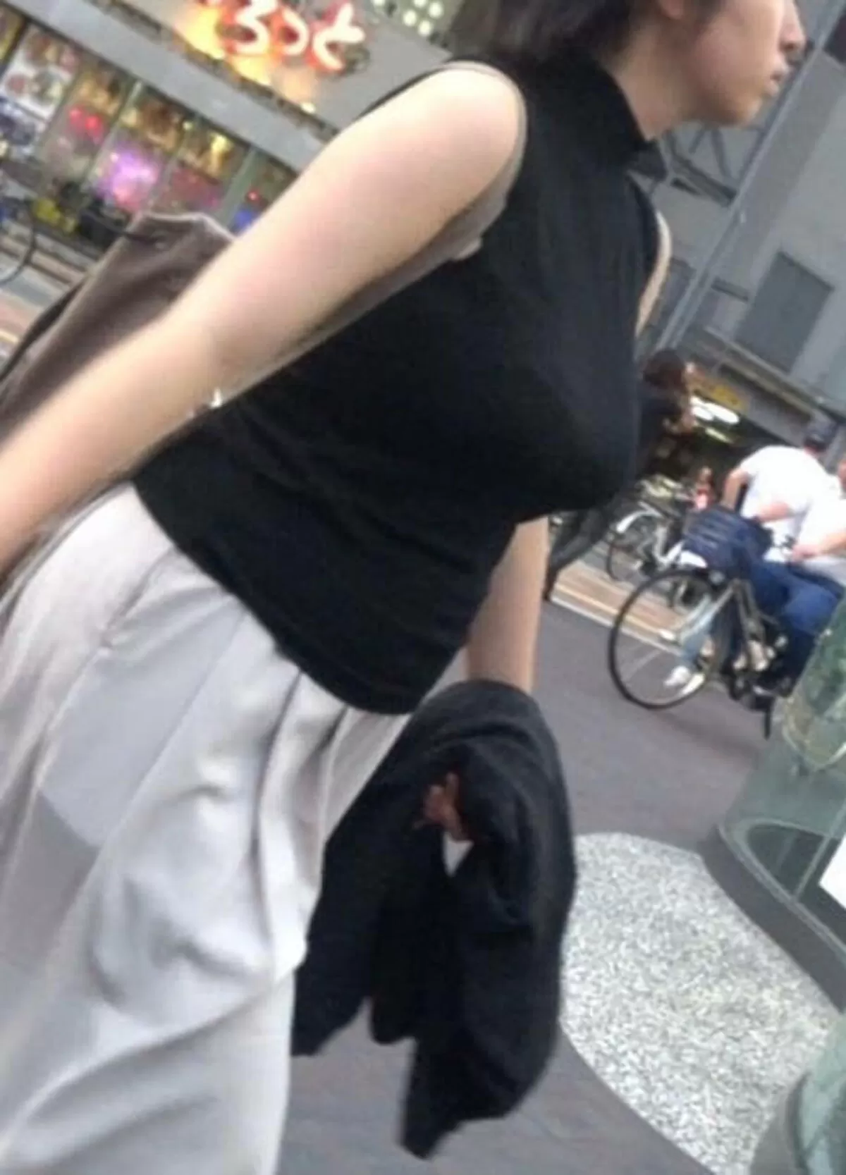 ノースリーブを着た巨乳さんエロ画像019