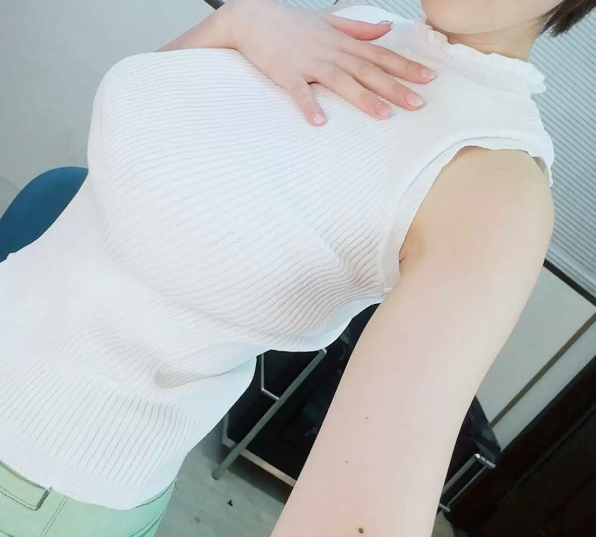 ノースリーブを着た巨乳さんエロ画像024