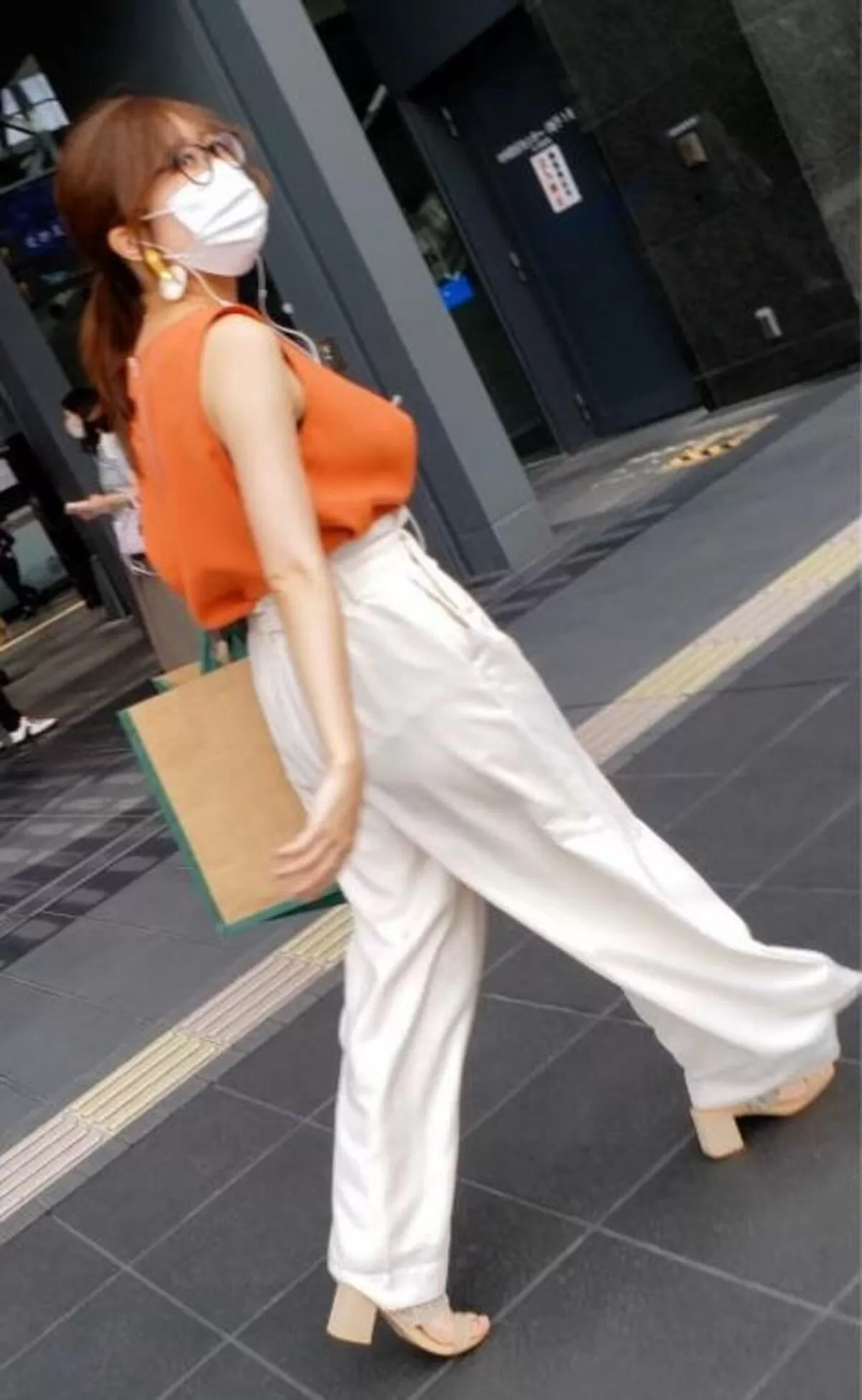 ノースリーブを着た巨乳さんエロ画像025