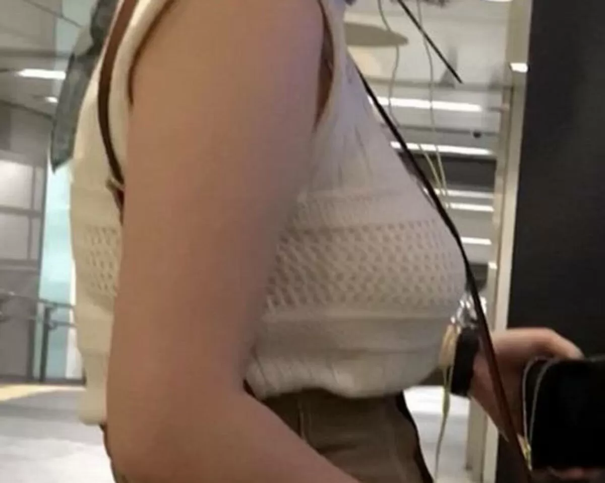ノースリーブを着た巨乳さんエロ画像033