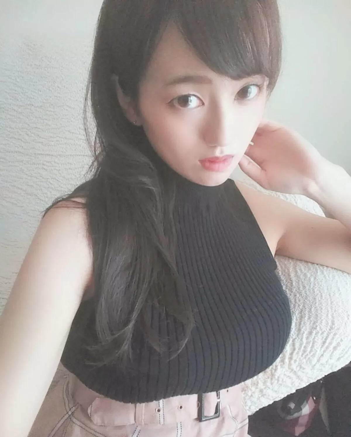 ノースリーブを着た巨乳さんエロ画像034