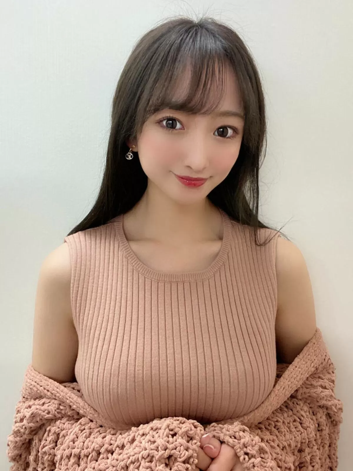 ノースリーブを着た巨乳さんエロ画像040