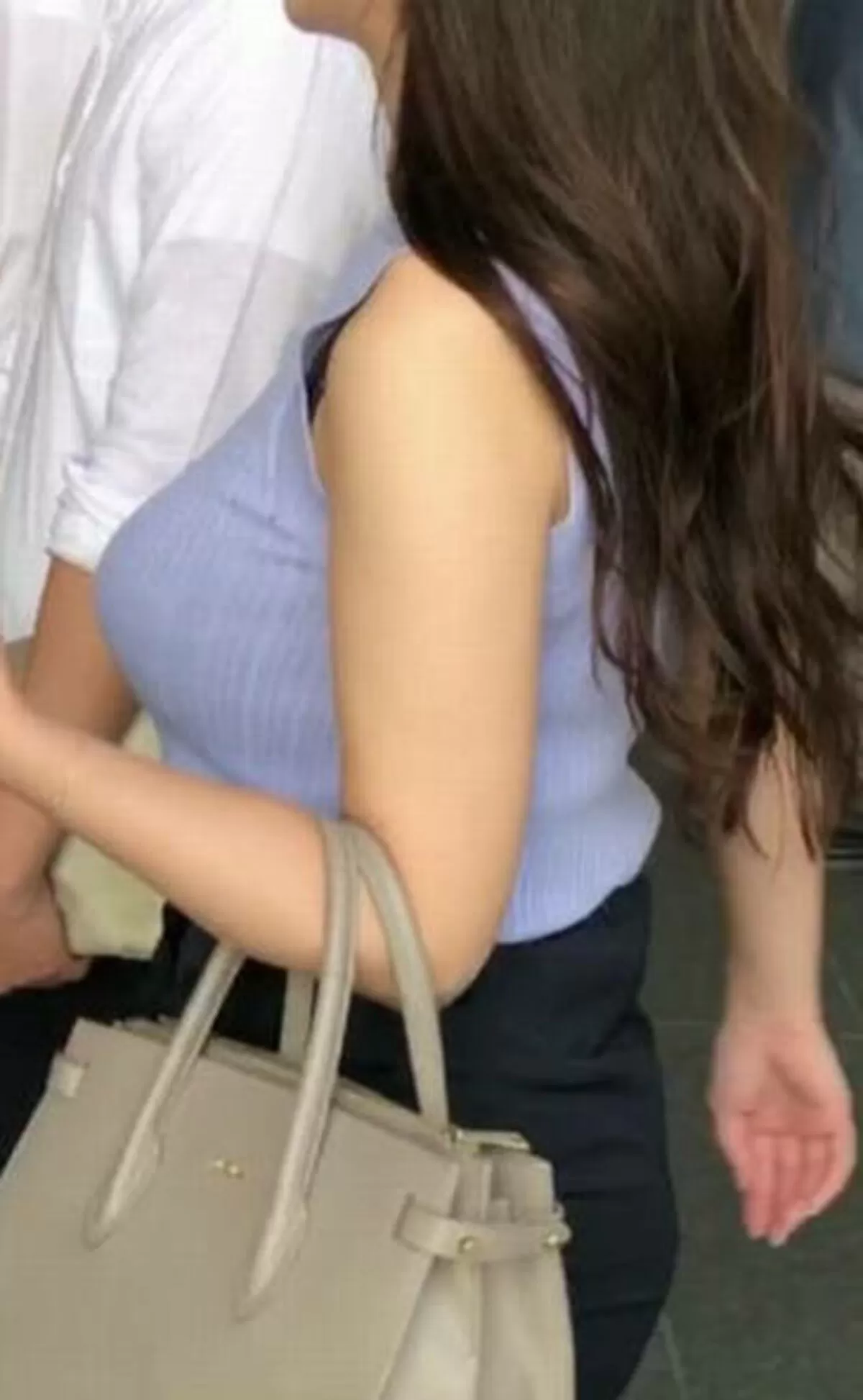 ノースリーブを着た巨乳さんエロ画像044