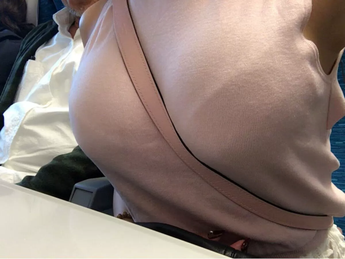 ノースリーブを着た巨乳さんエロ画像051