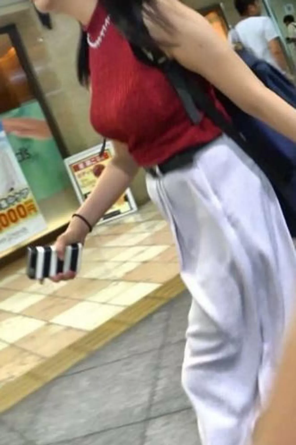 ノースリーブを着た巨乳さんエロ画像053