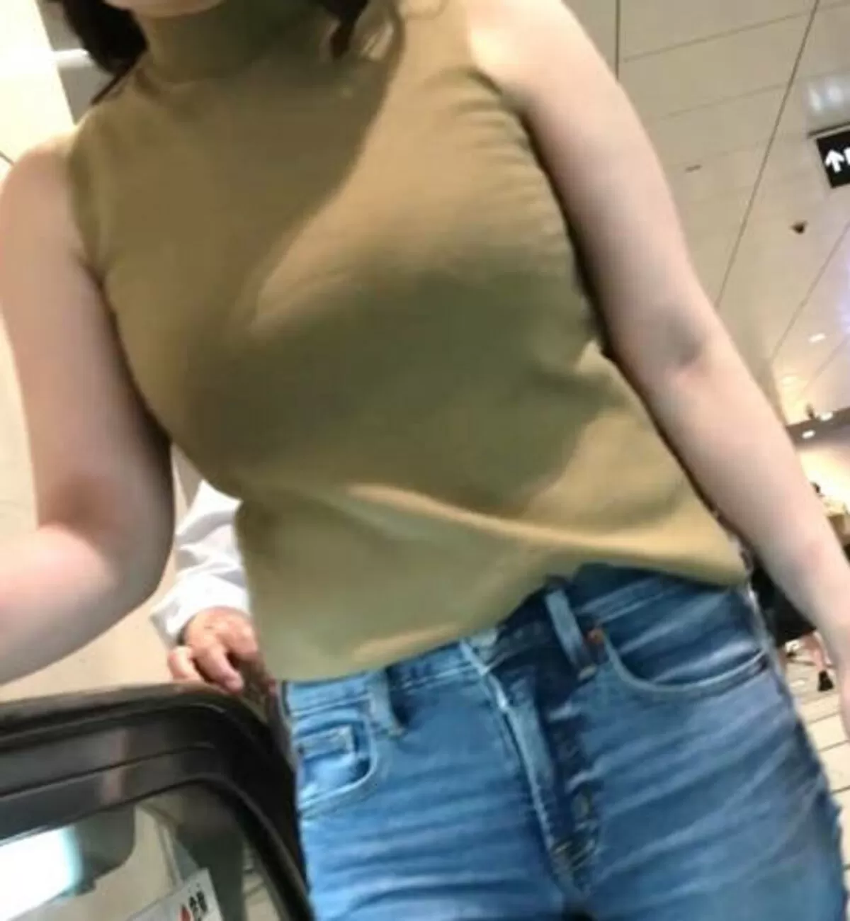 ノースリーブを着た巨乳さんエロ画像057
