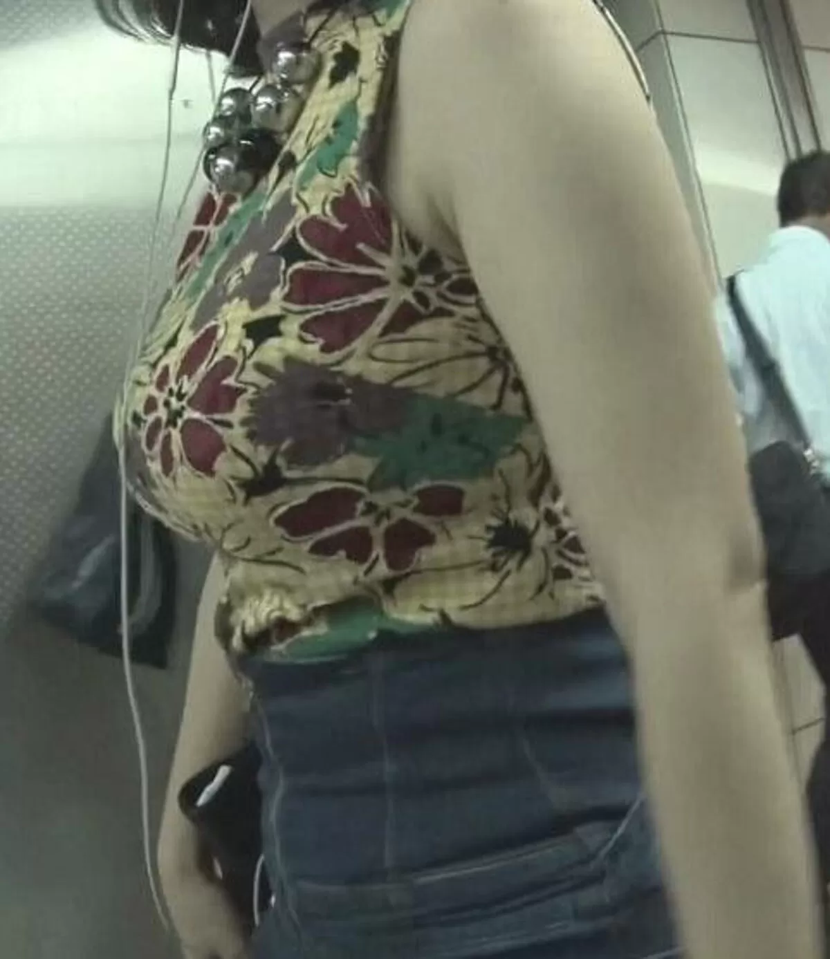 ノースリーブを着た巨乳さんエロ画像063