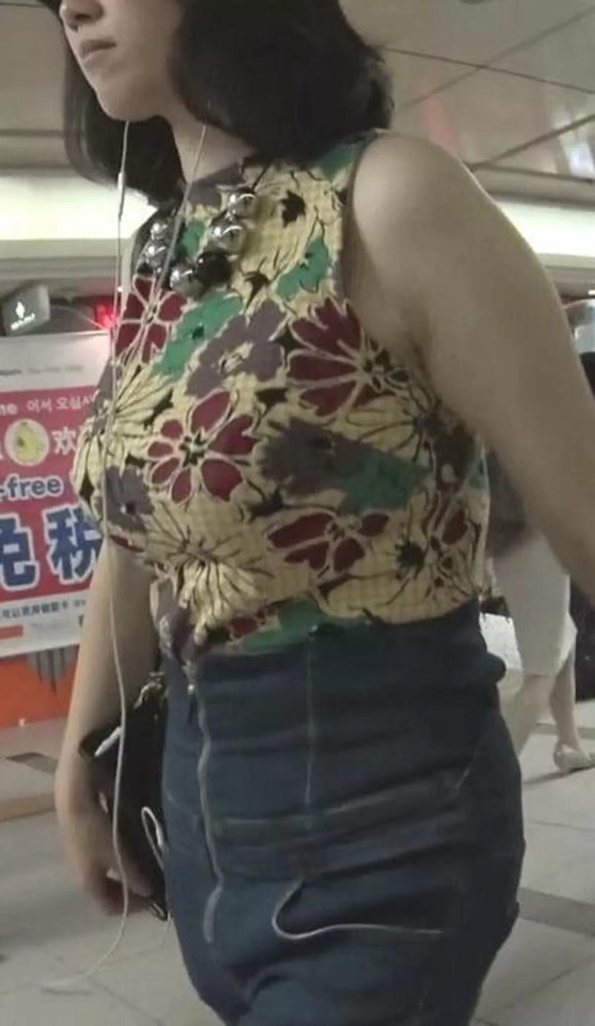 ノースリーブを着た巨乳さんエロ画像064