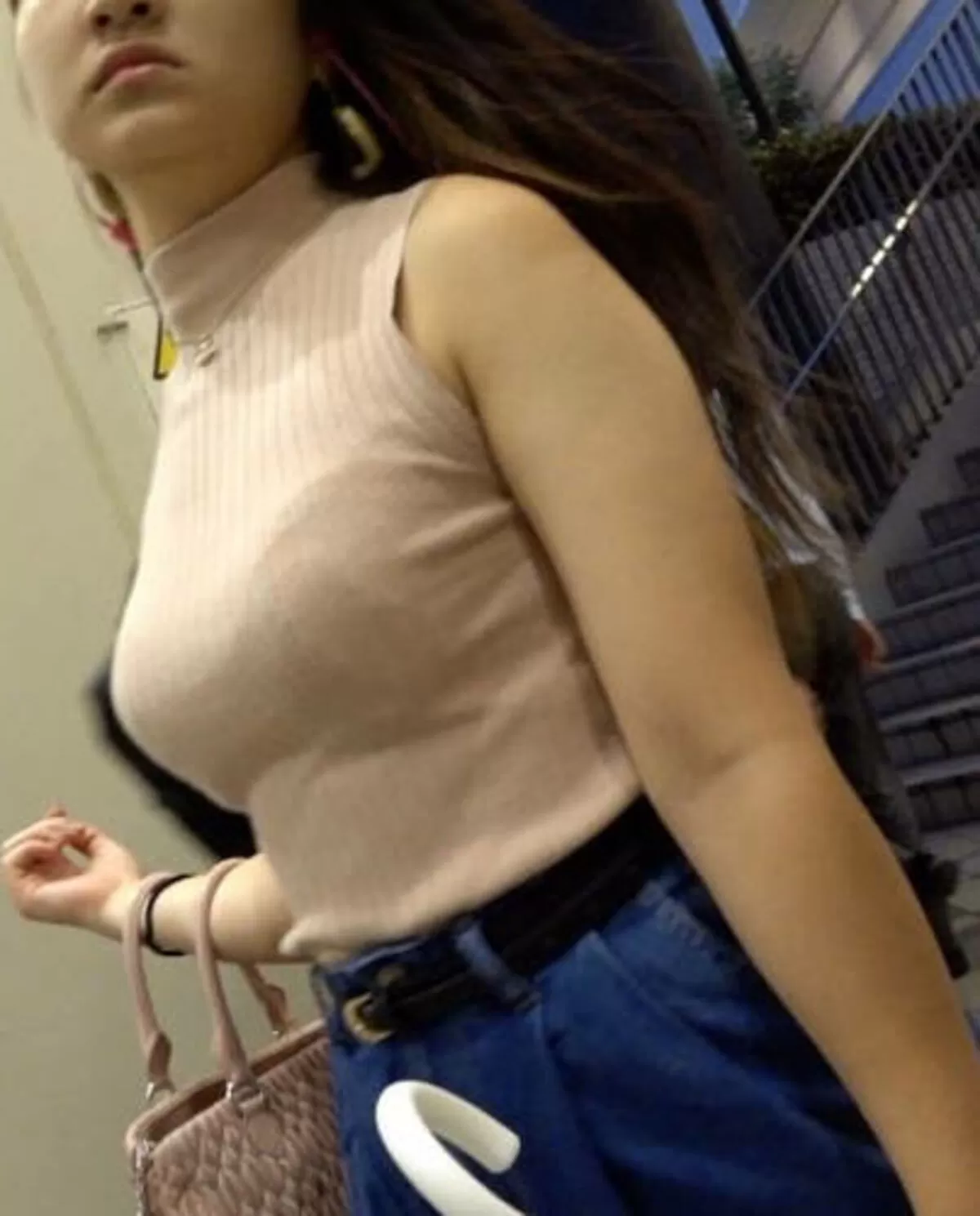 ノースリーブを着た巨乳さんエロ画像065