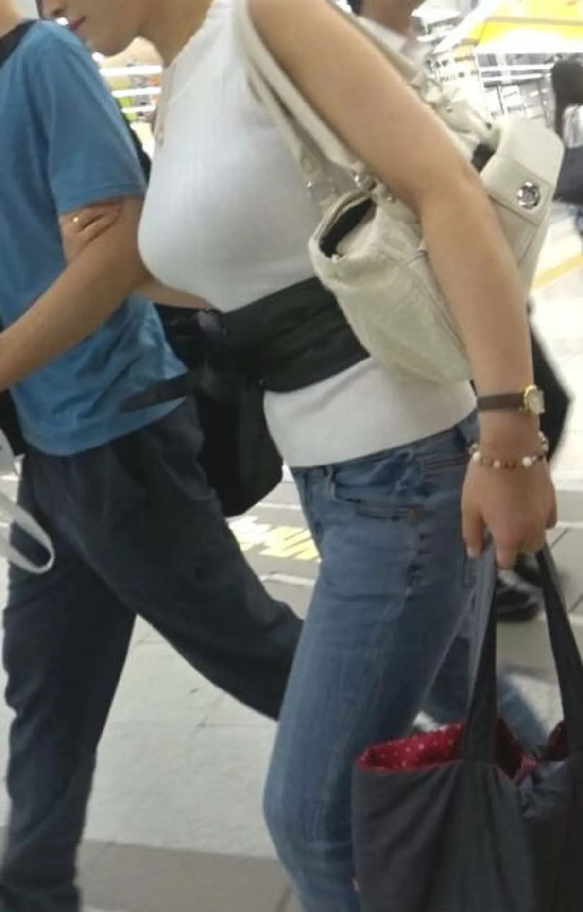 ノースリーブを着た巨乳さんエロ画像066