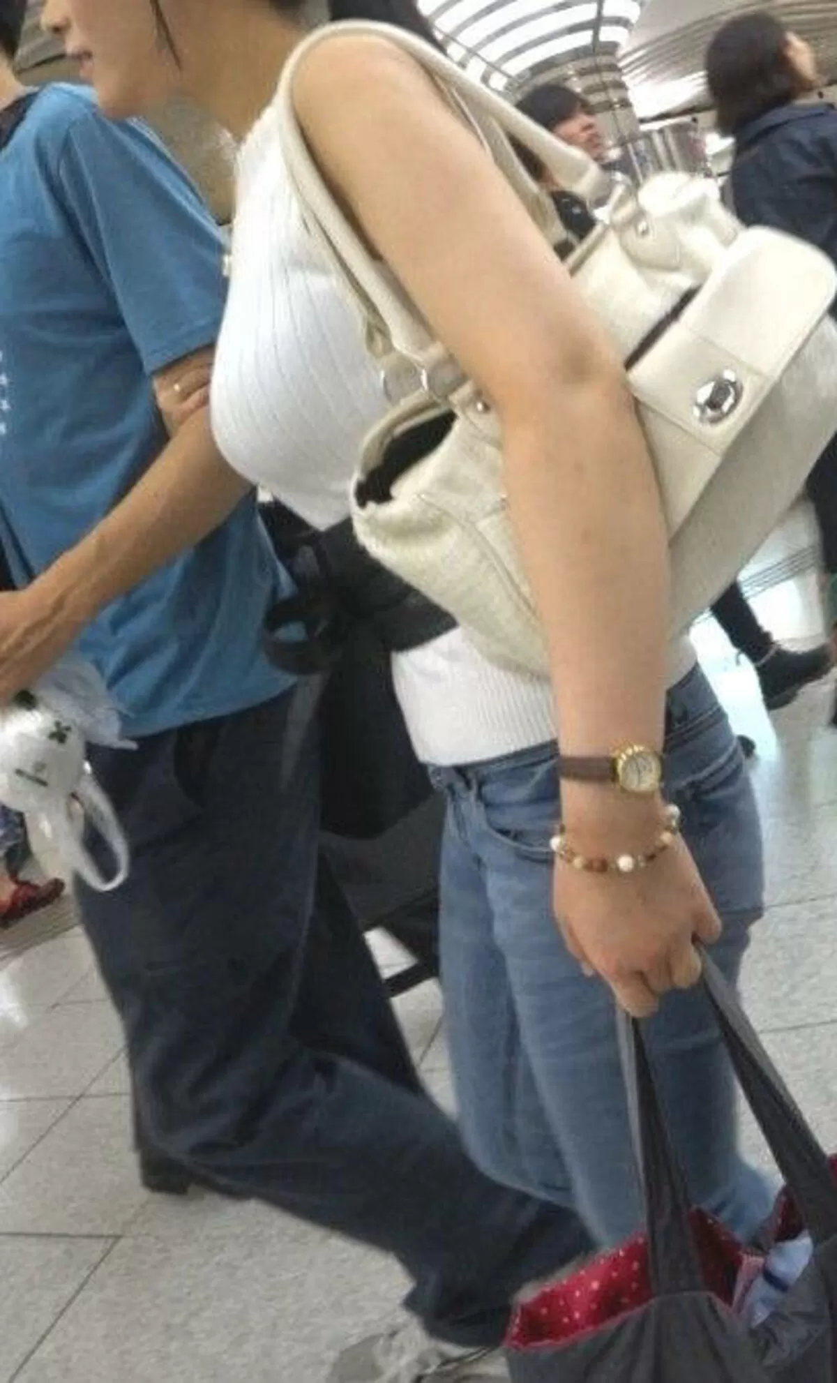 ノースリーブを着た巨乳さんエロ画像067