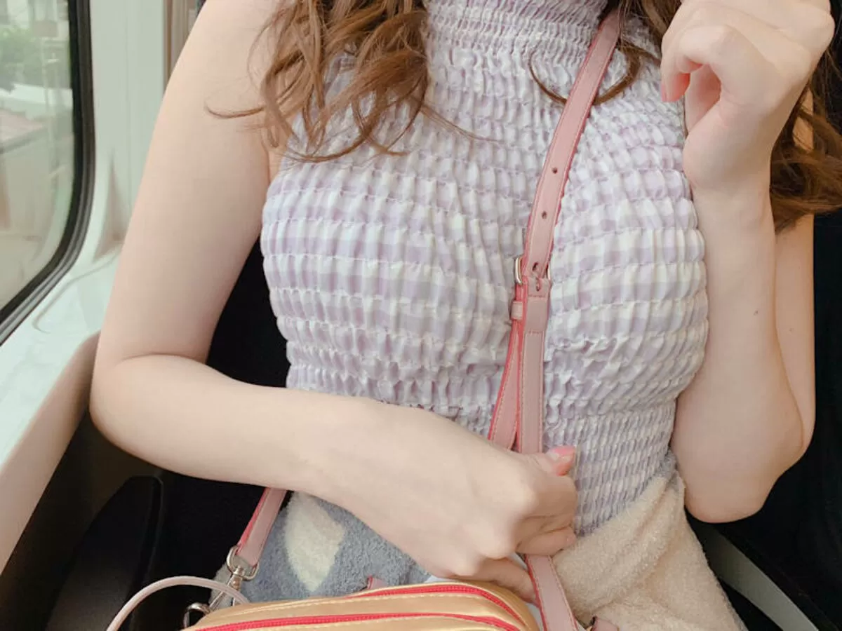 ノースリーブを着た巨乳さんエロ画像071