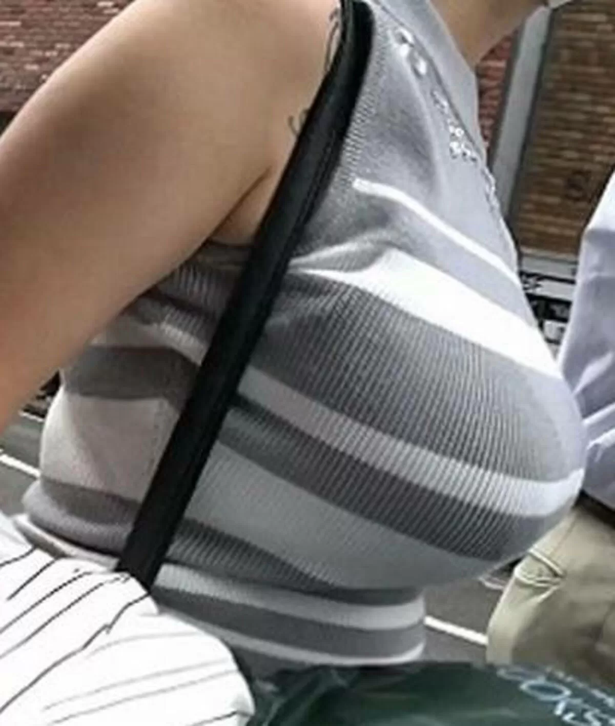 ノースリーブを着た巨乳さんエロ画像072