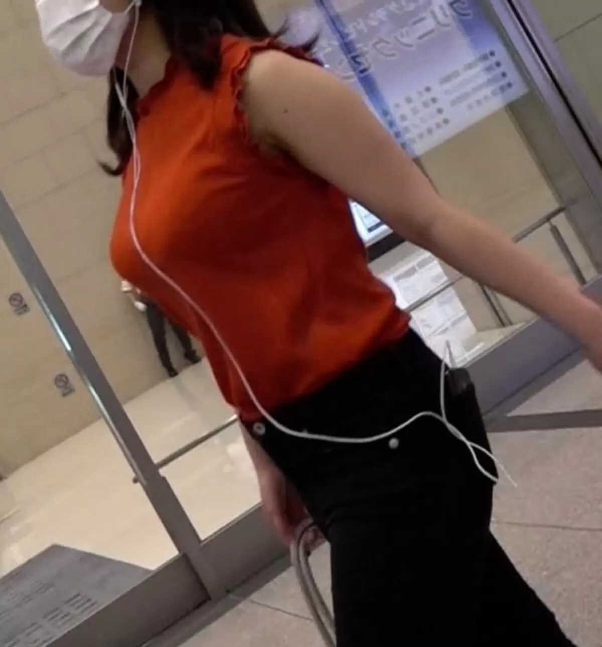 ノースリーブを着た巨乳さんエロ画像073