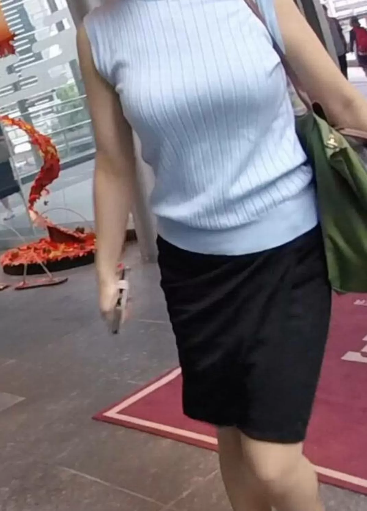 ノースリーブを着た巨乳さんエロ画像074