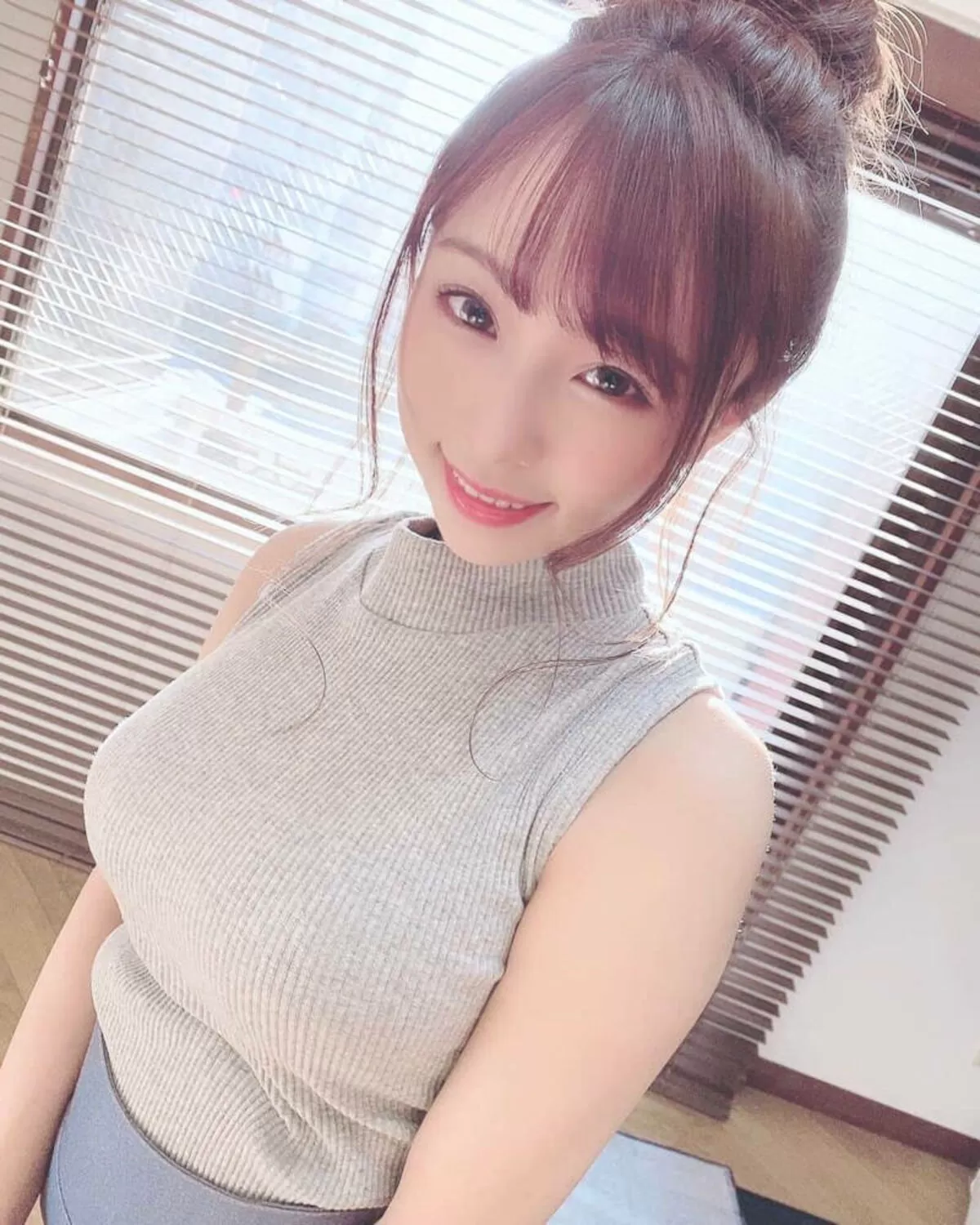 ノースリーブを着た巨乳さんエロ画像083