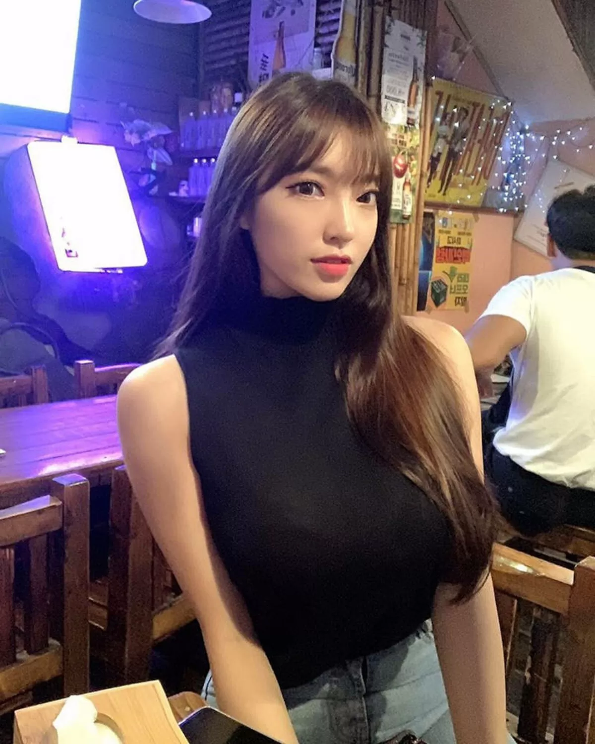 ノースリーブを着た巨乳さんエロ画像085