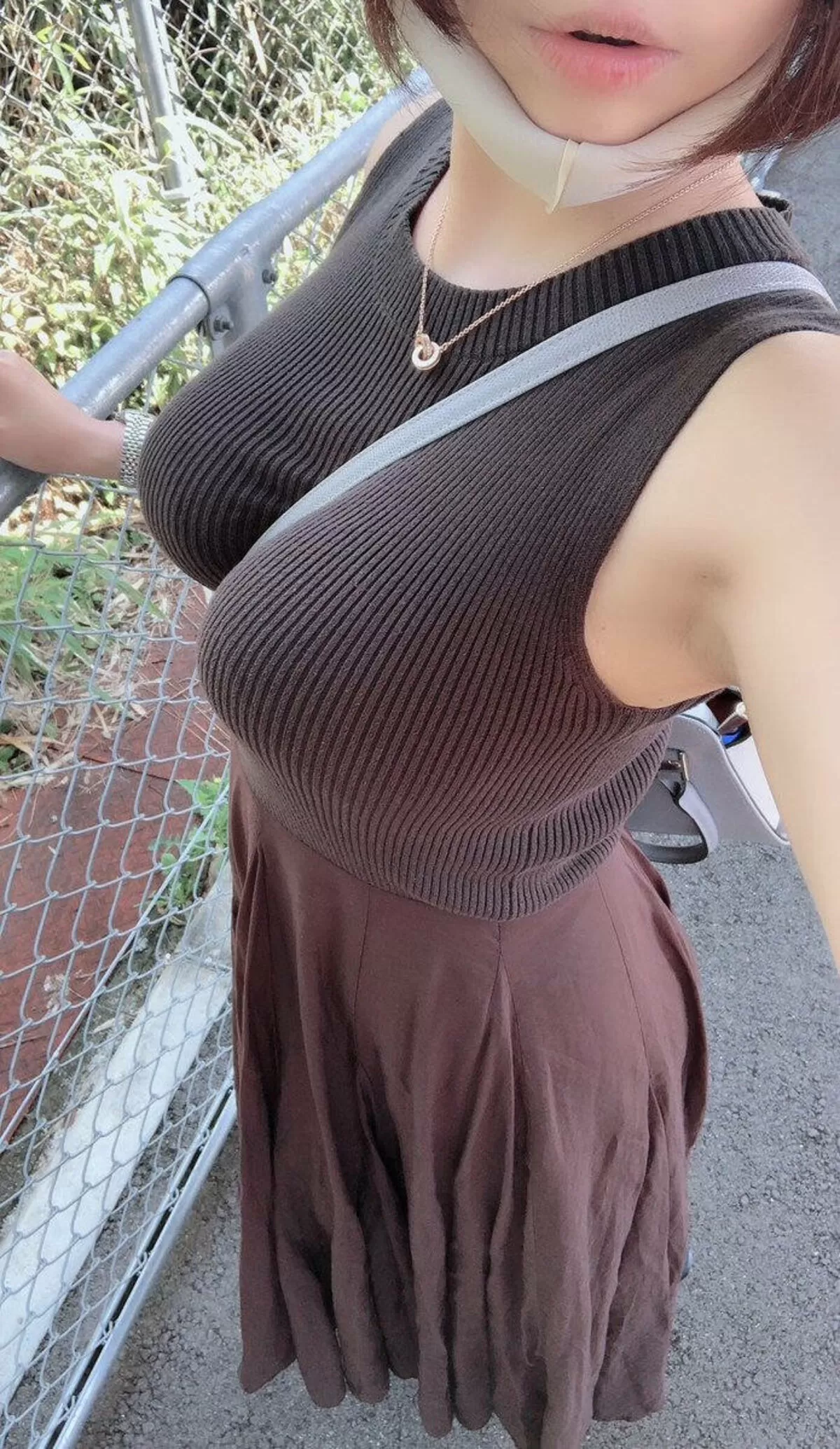 ノースリーブを着た巨乳さんエロ画像087