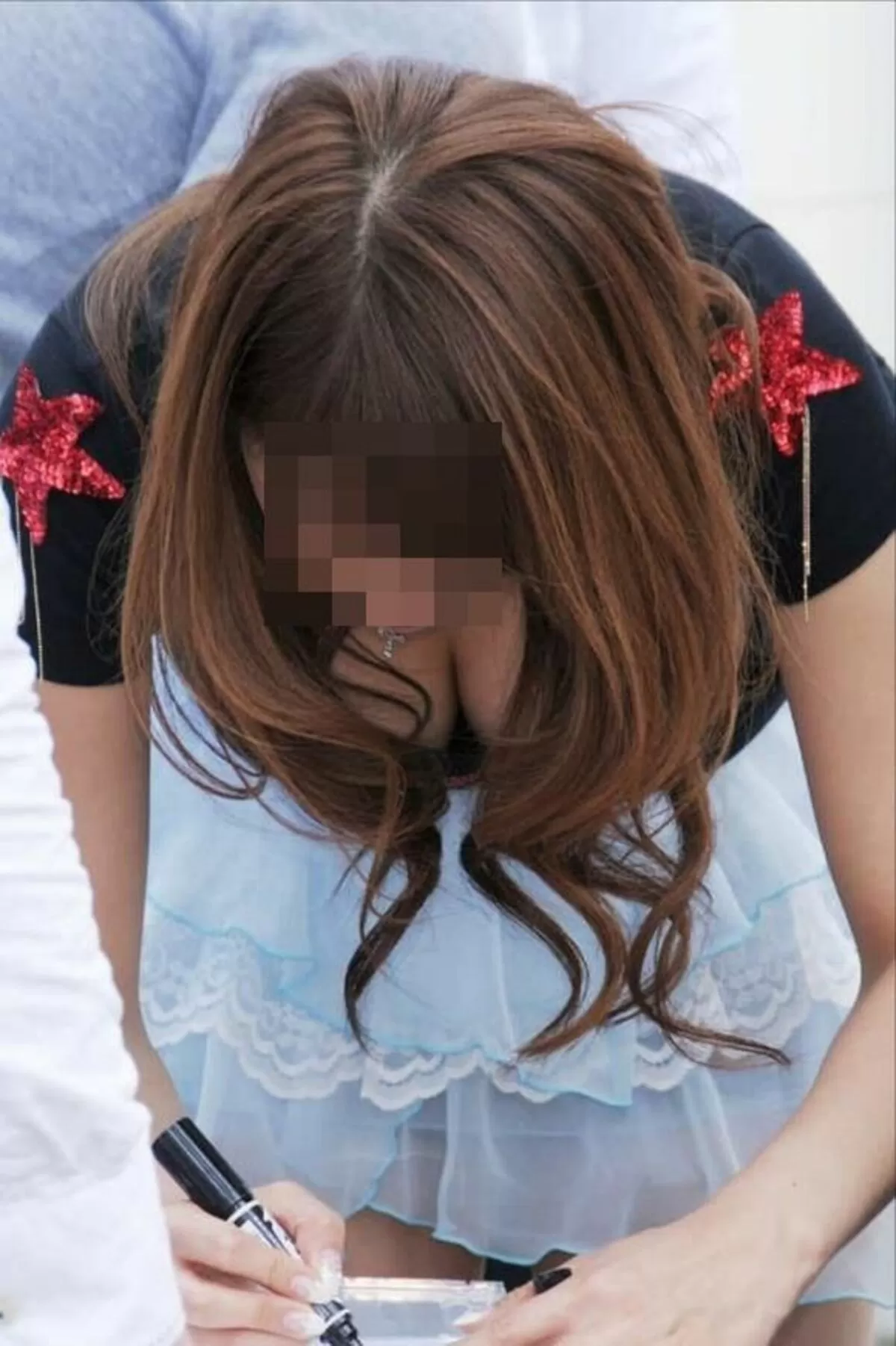 谷間チラエロ画像052