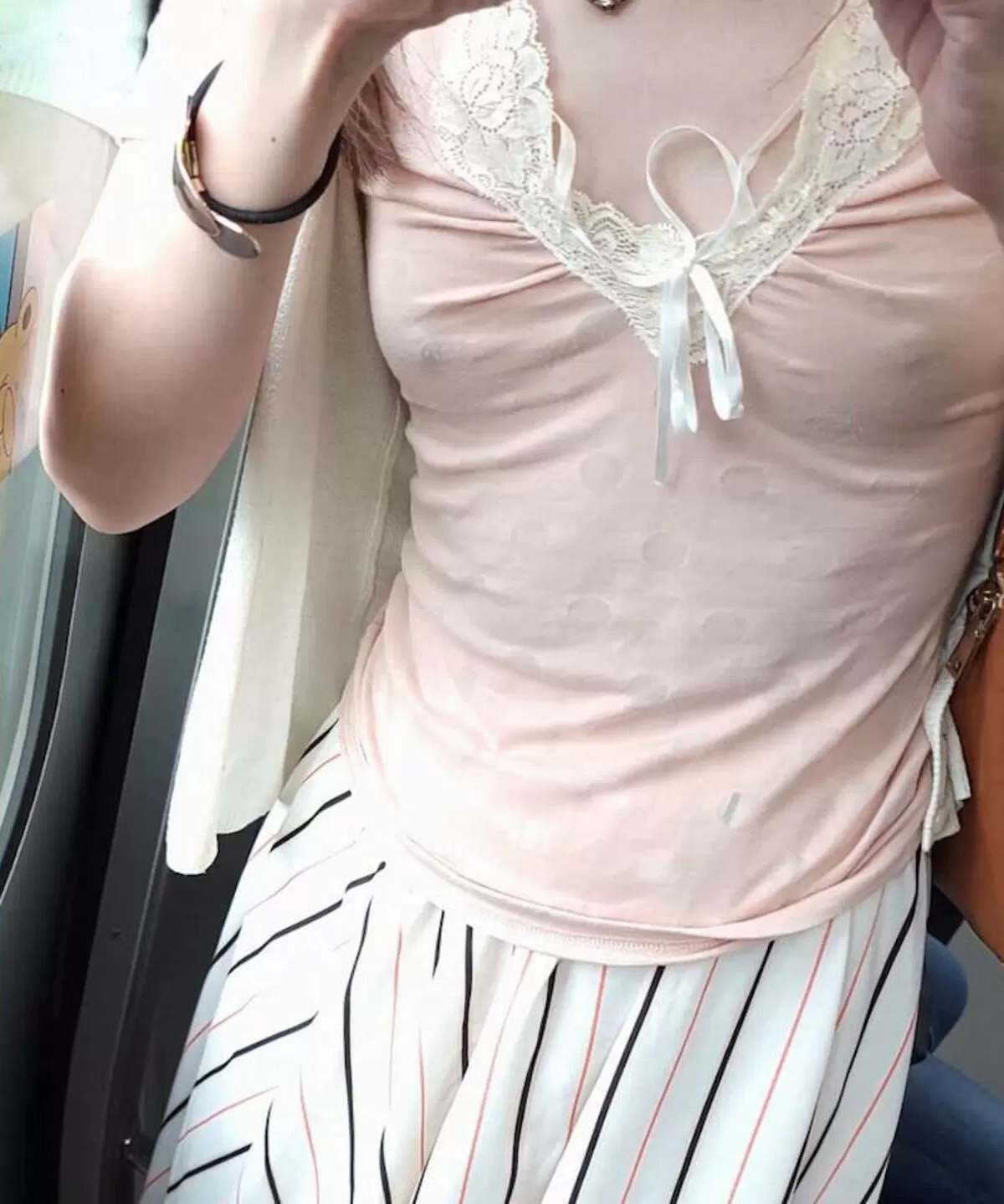 貧乳でもノーブラ着衣がエロいってことは乳首がめちゃ偉大ってこと?w026