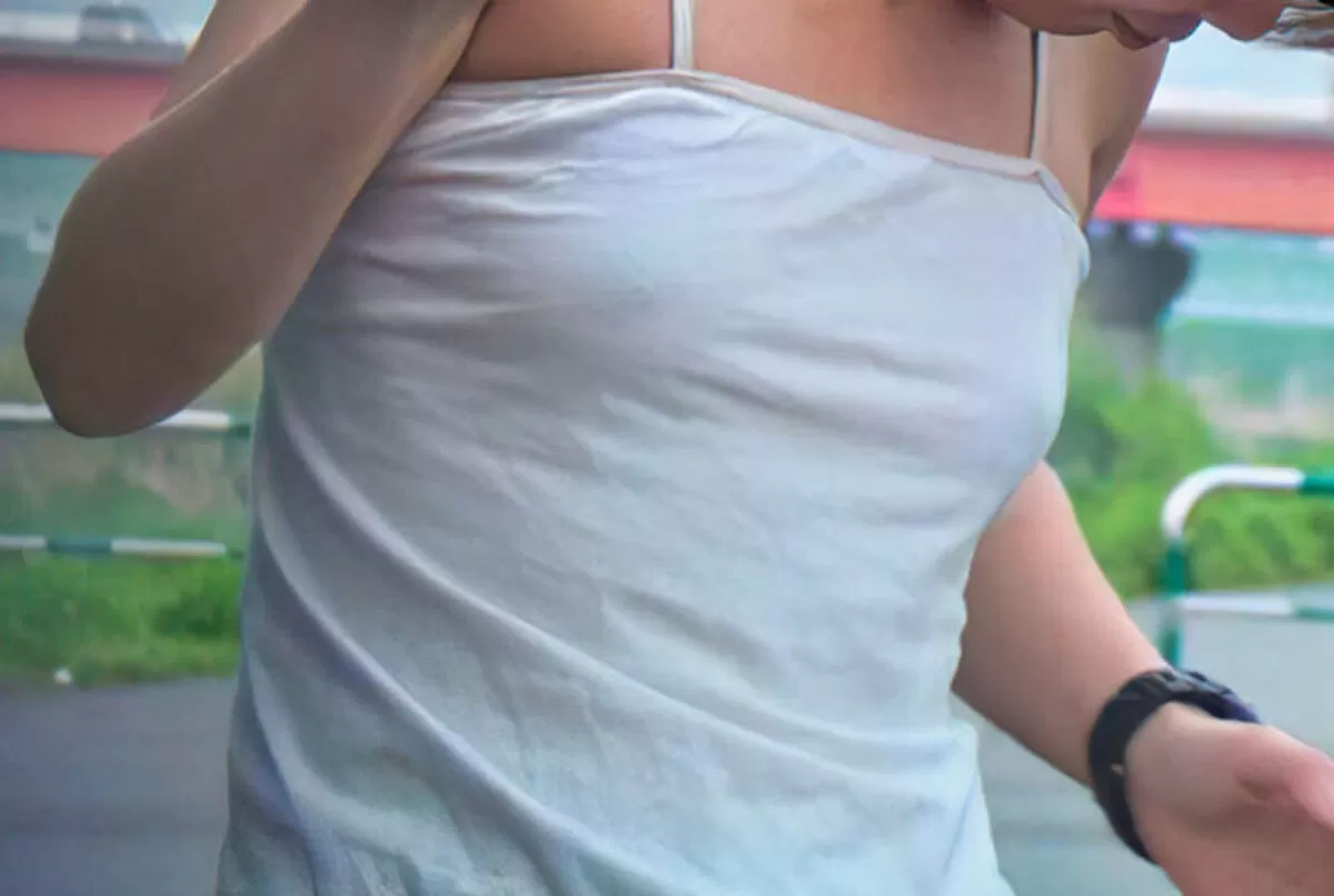 貧乳でもノーブラ着衣がエロいってことは乳首がめちゃ偉大ってこと?w041