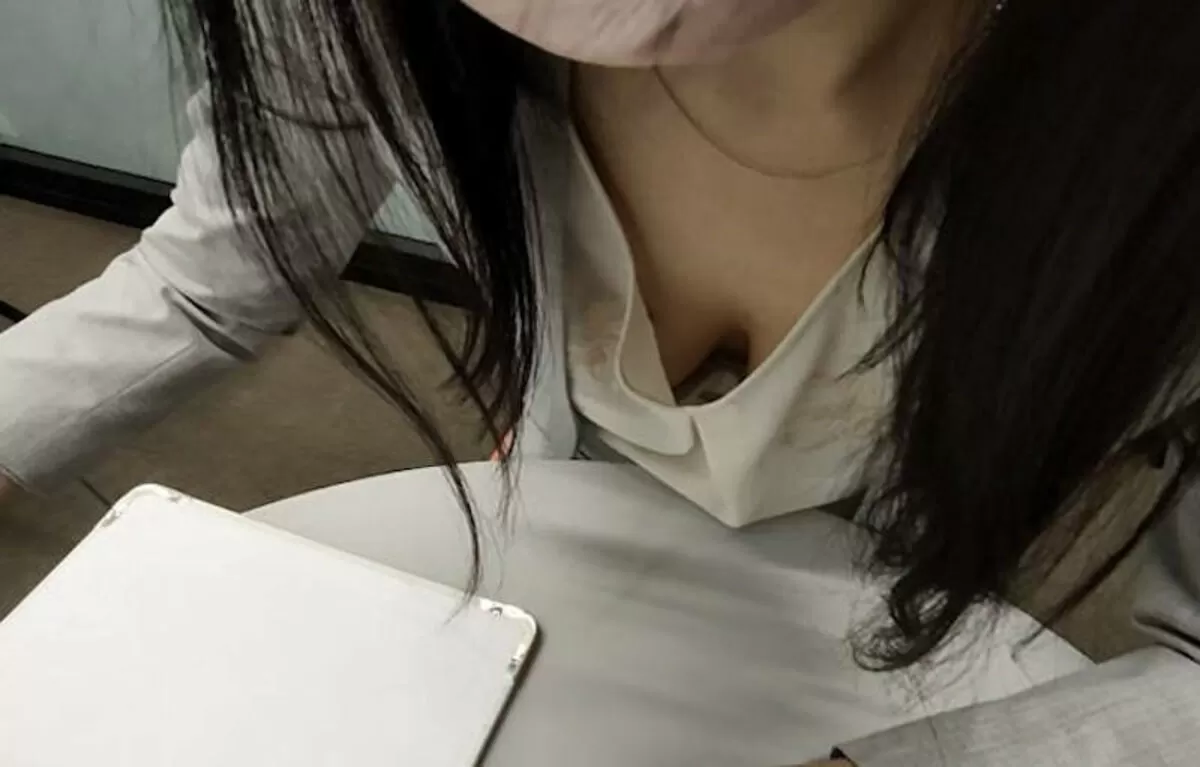 OLの胸チラエロ画像008