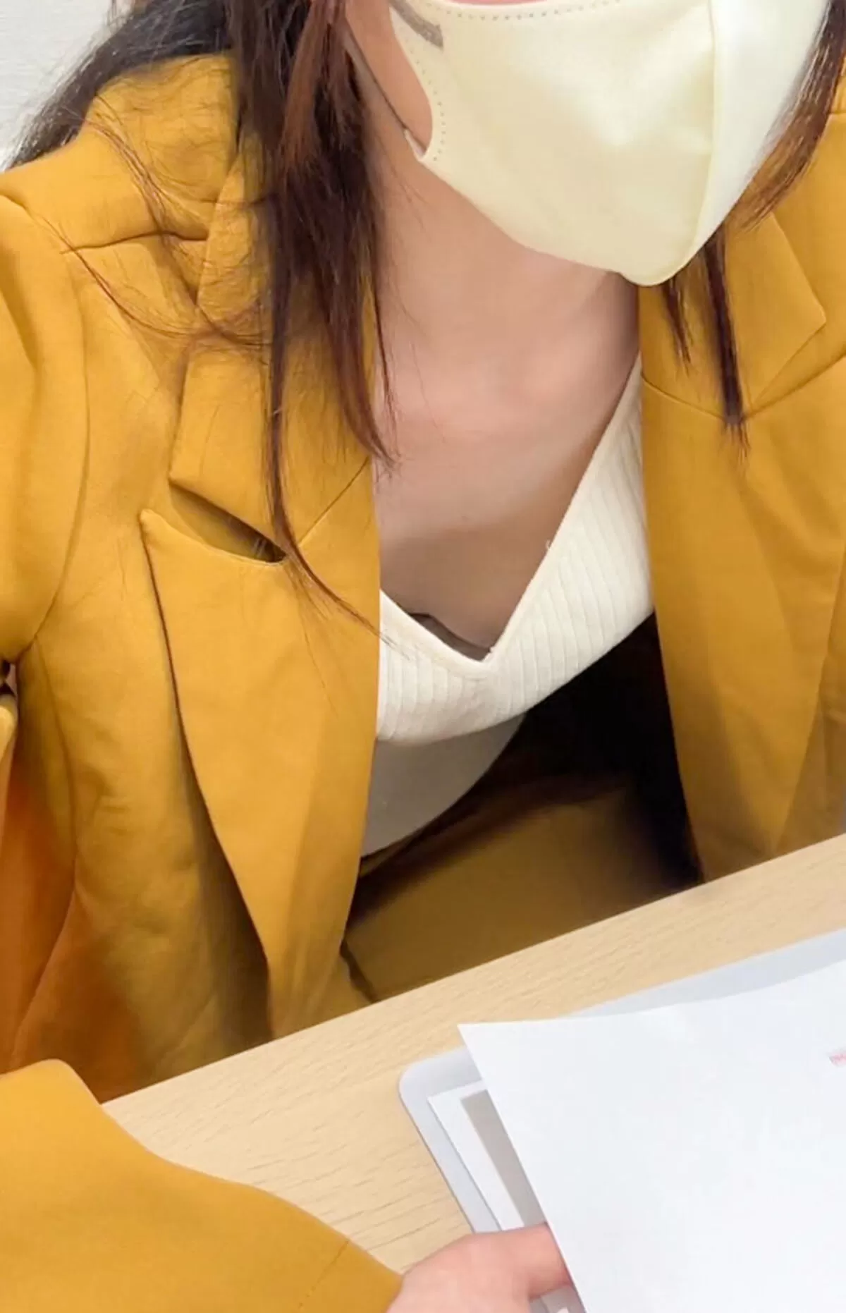 OLの胸チラエロ画像010