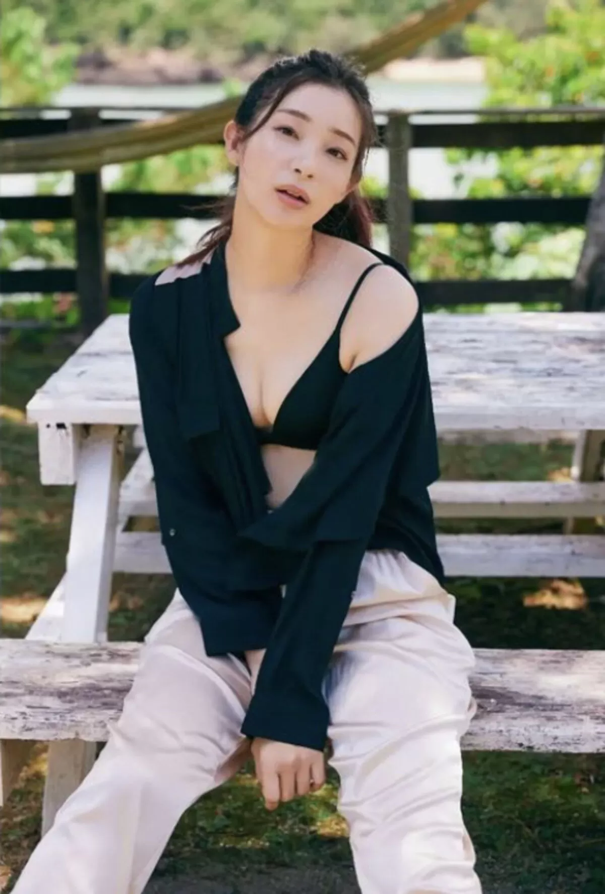 足立梨花エロ画像031