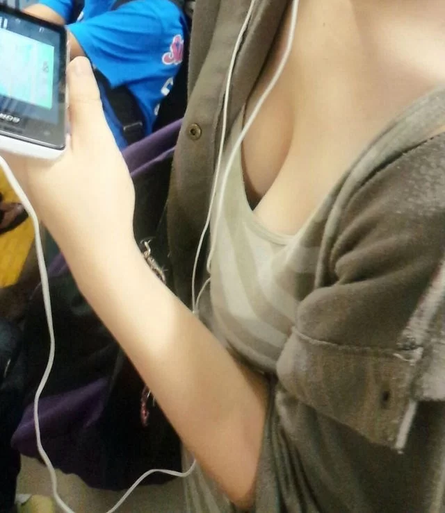 電車内でおっぱいを強調してる素人さんを盗撮画像010