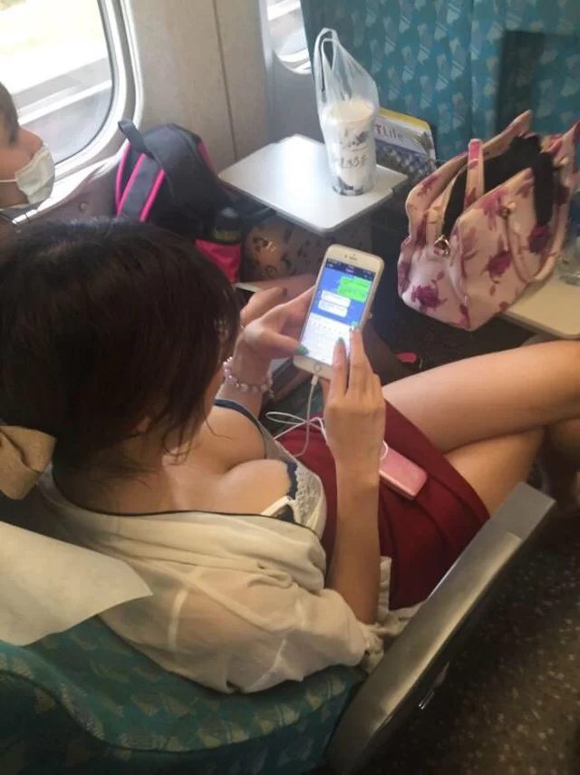 電車内でおっぱいを強調してる素人さんを盗撮画像012