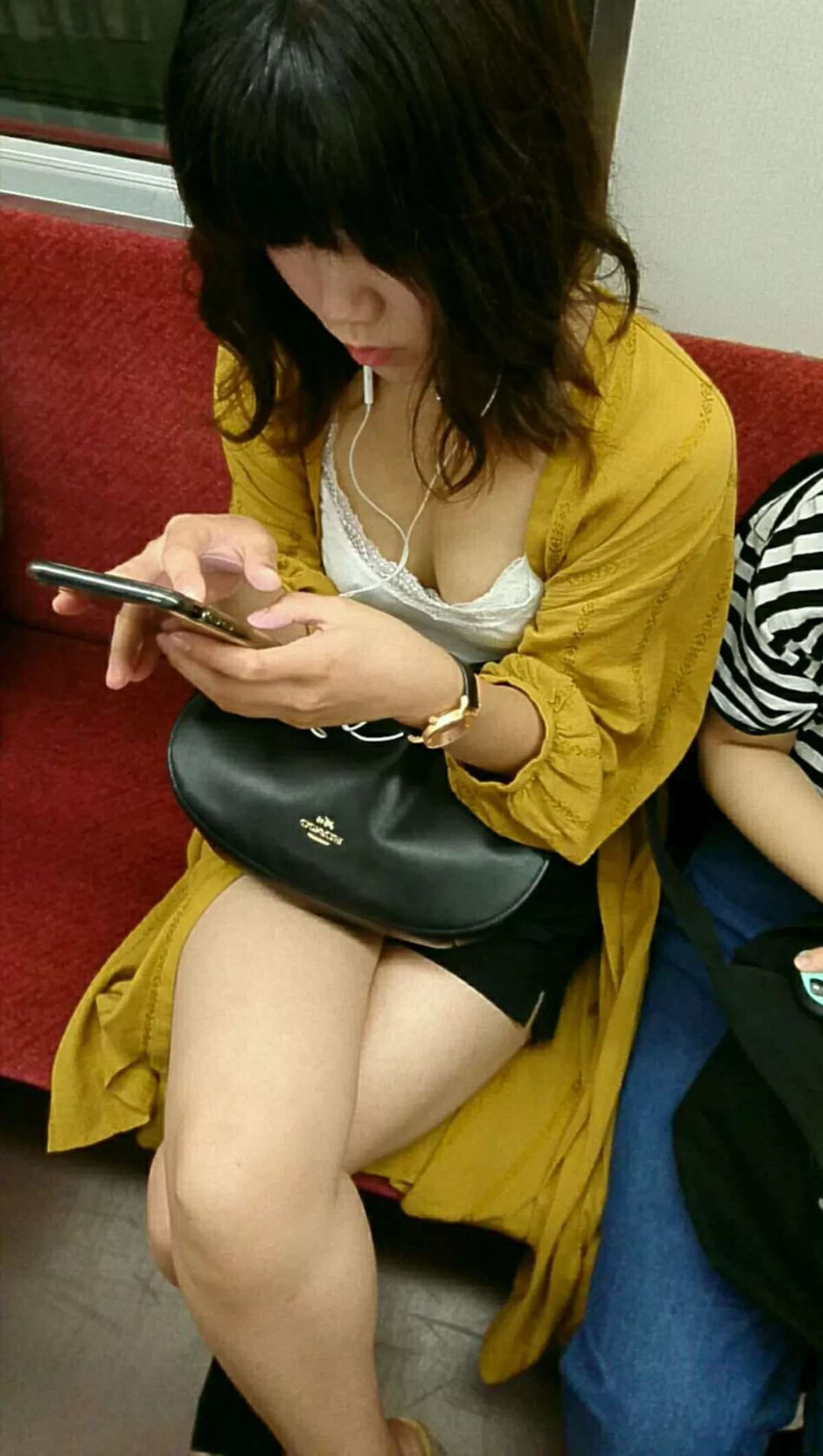 電車内でおっぱいを強調してる素人さんを盗撮画像014