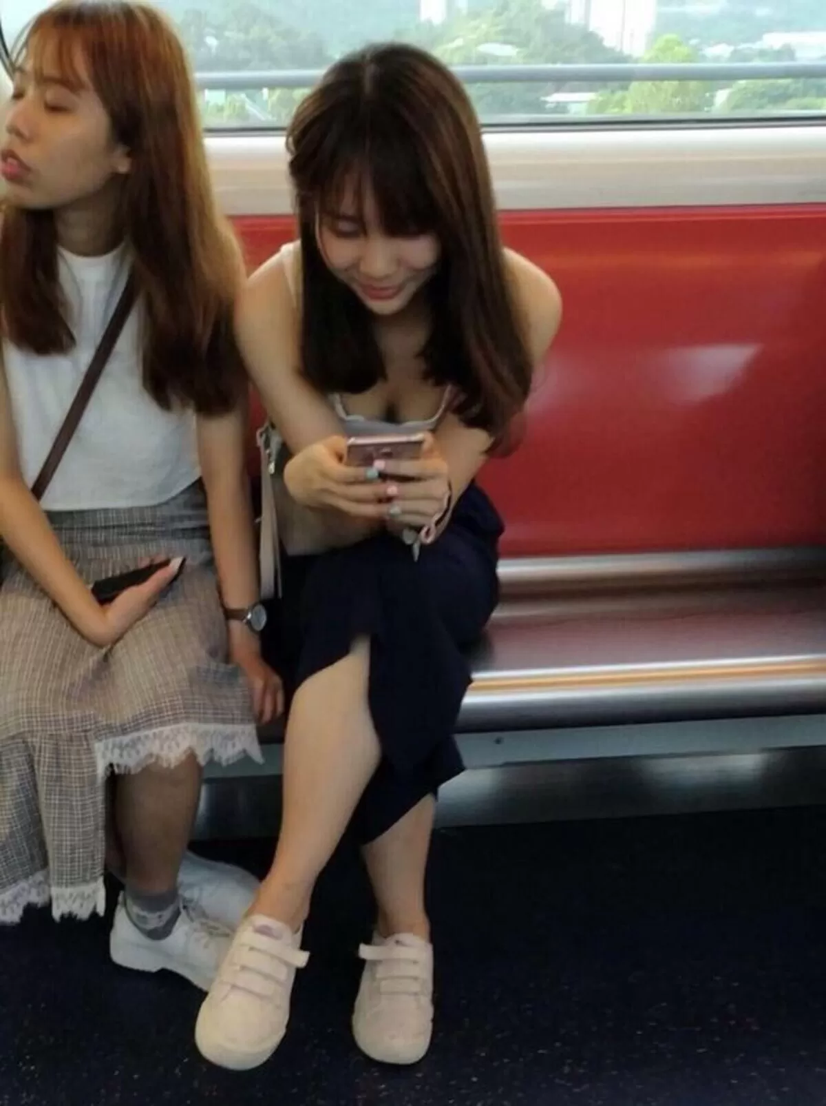 電車内でおっぱいを強調してる素人さんを盗撮画像019