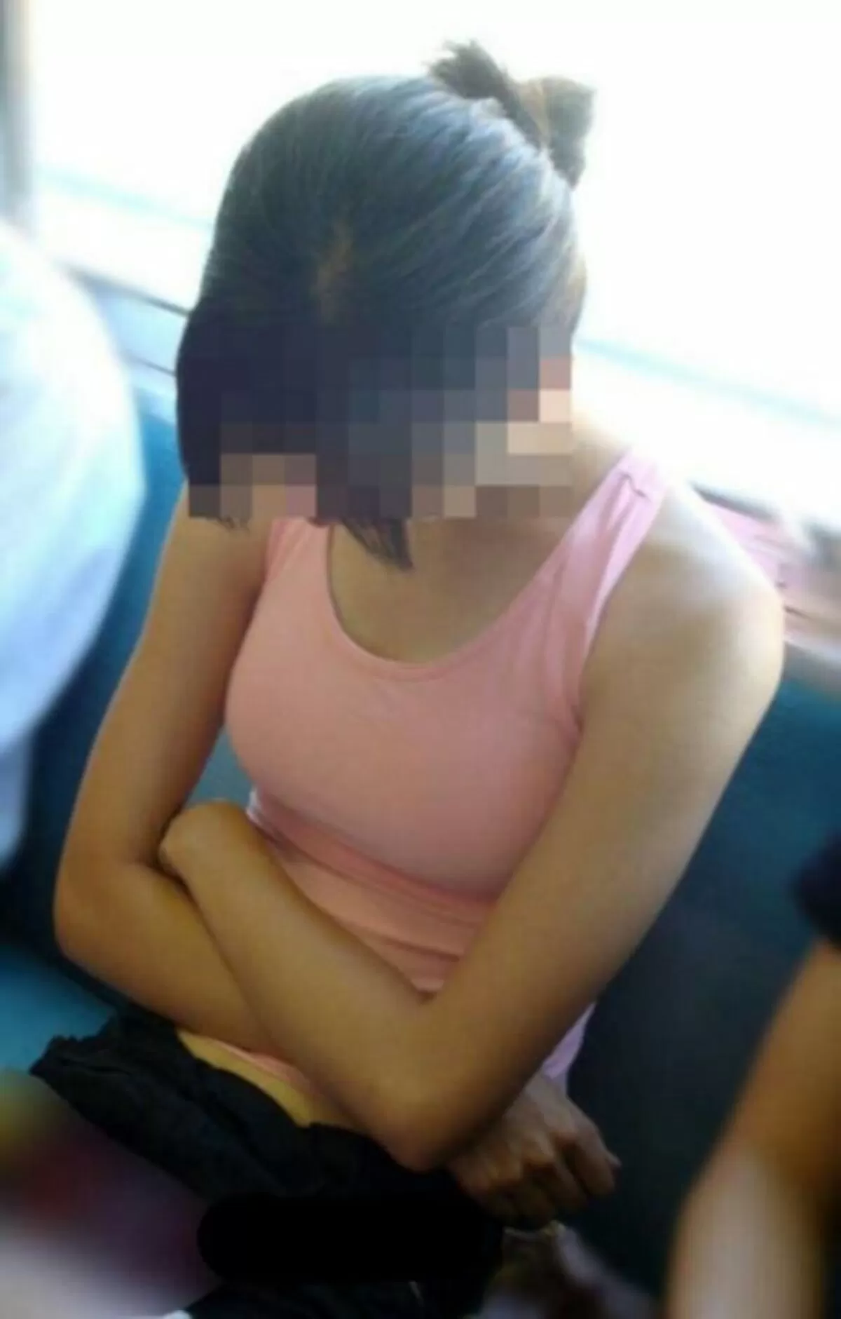 電車内でおっぱいを強調してる素人さんを盗撮画像023