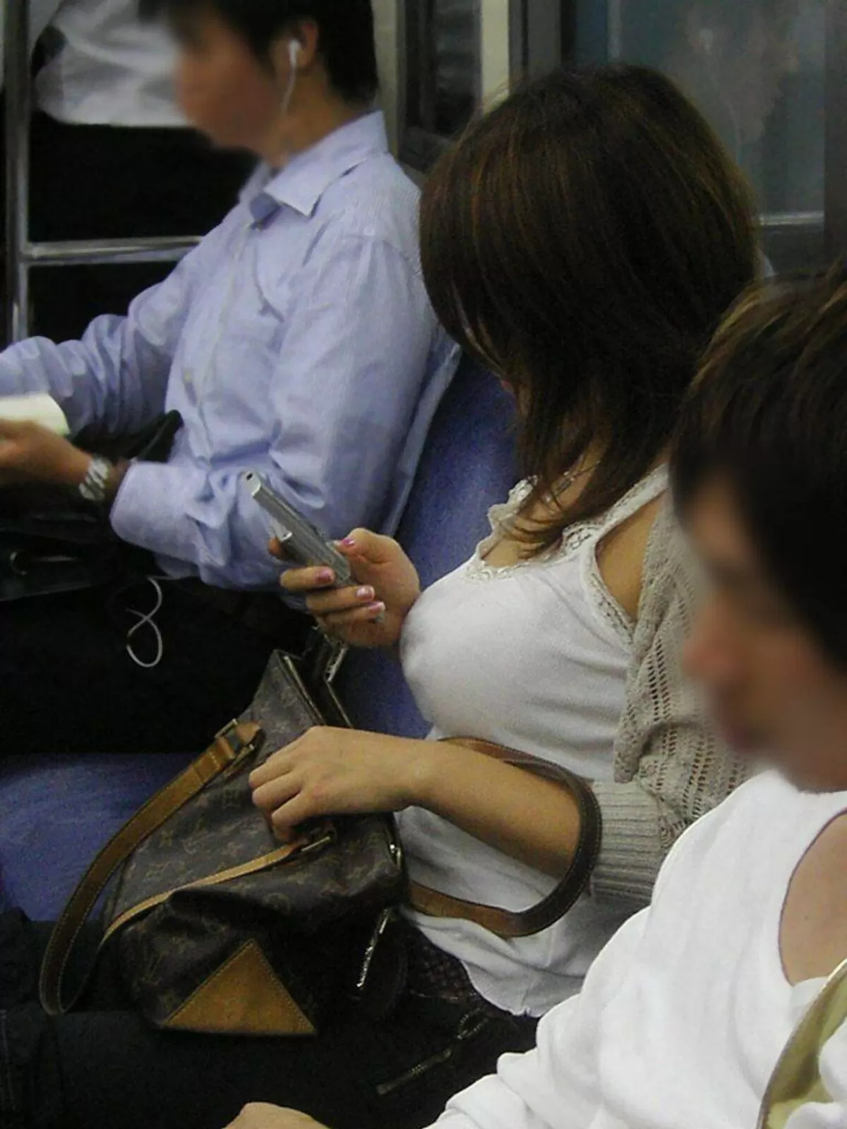 電車内でおっぱいを強調してる素人さんを盗撮画像026