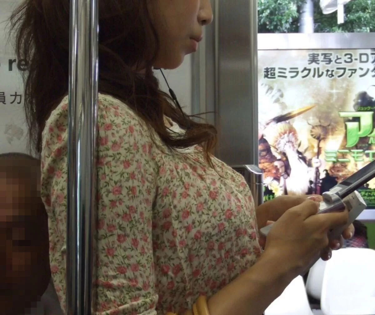 電車内でおっぱいを強調してる素人さんを盗撮画像046