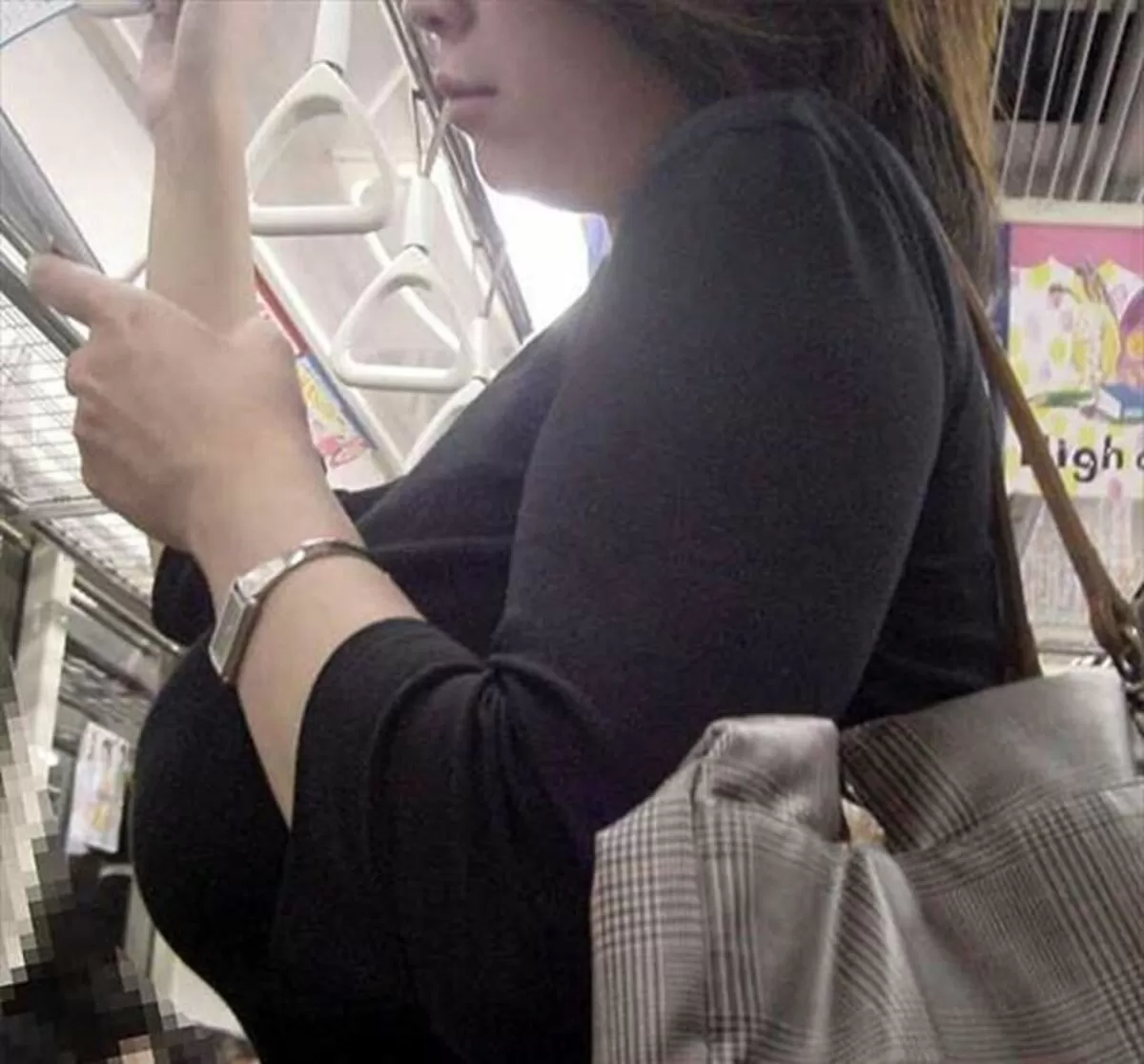 電車内でおっぱいを強調してる素人さんを盗撮画像074